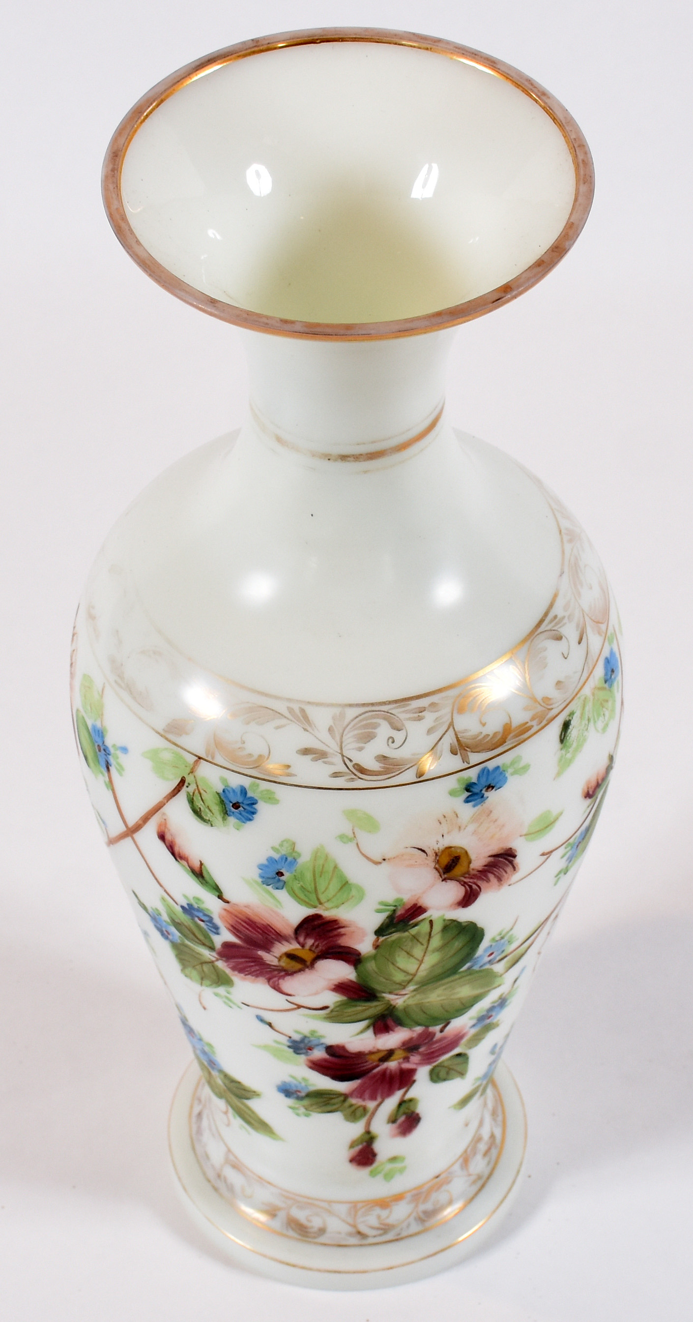 Vaso de opalina branca com flores em policromia. - foto 2 de 4