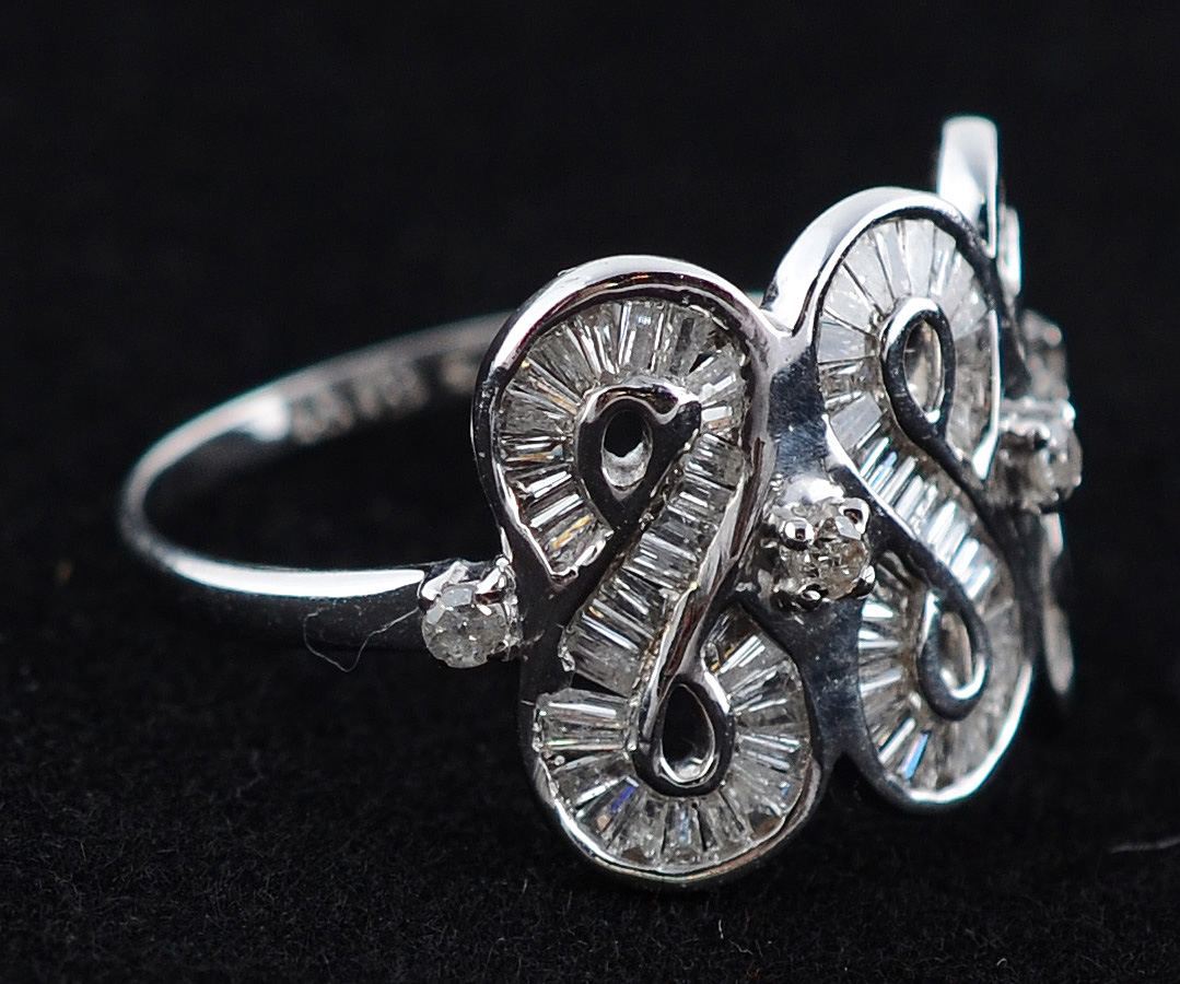Anel de ouro branco 18 k, modelo "888" com diamantes baguetes... - foto 1 de 2