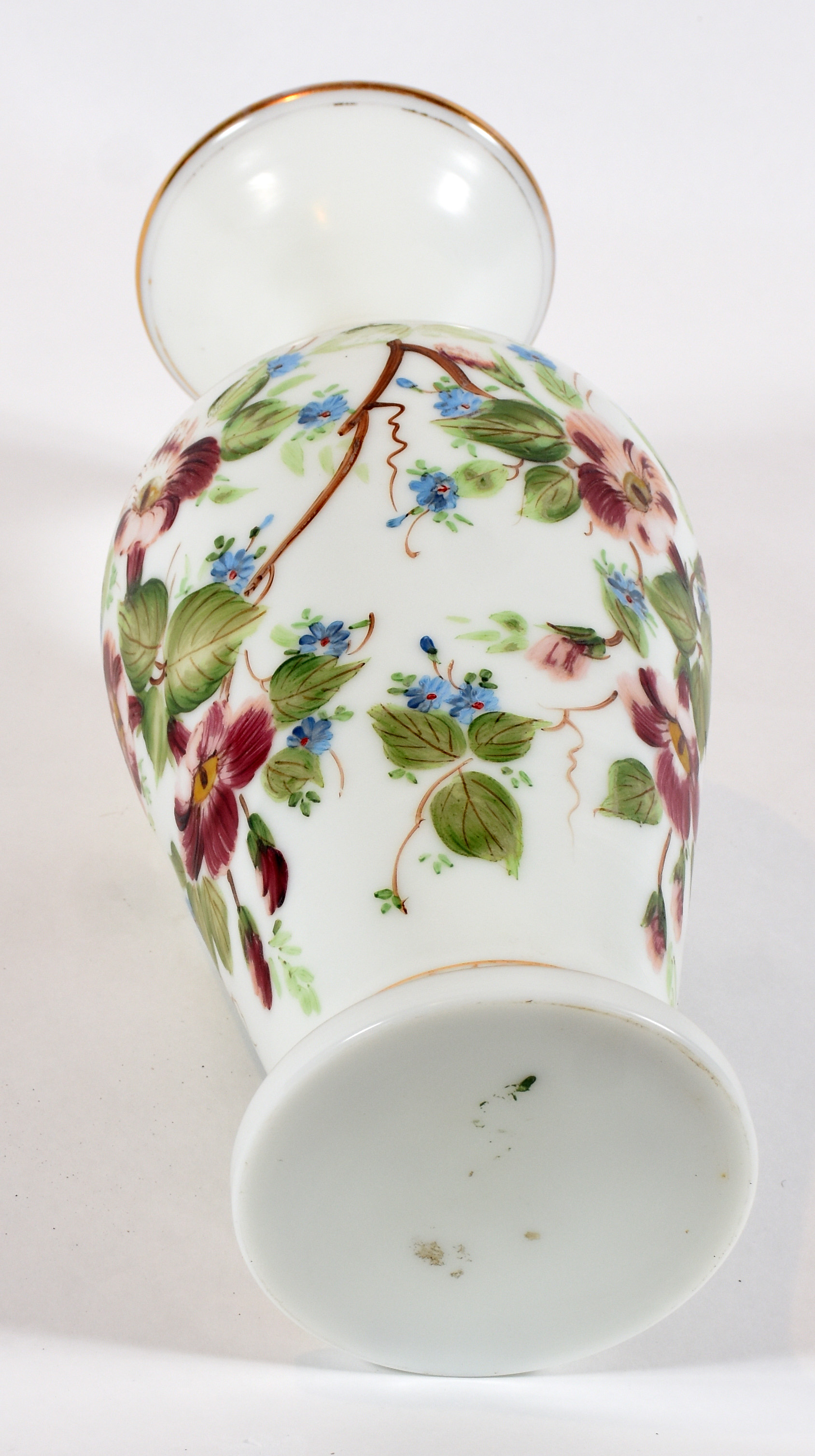 Vaso de opalina branca com flores em policromia. - foto 4 de 4