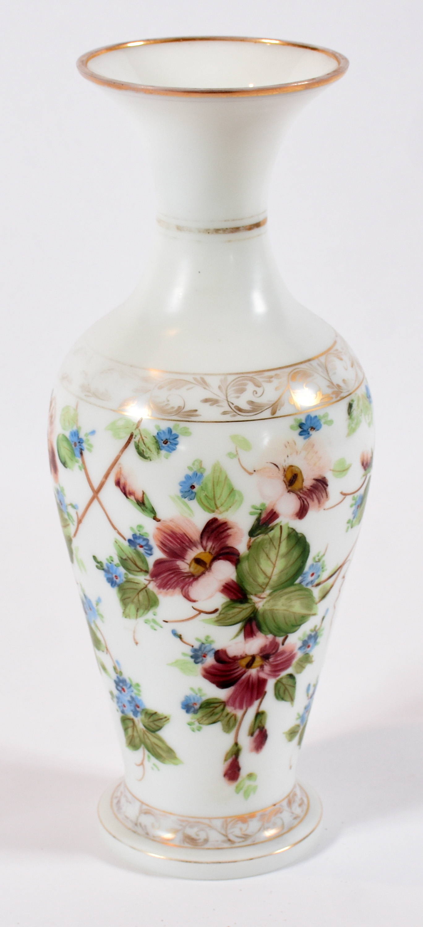 Vaso de opalina branca com flores em policromia. - foto 1 de 4