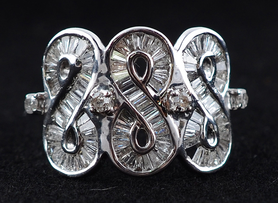 Anel de ouro branco 18 k, modelo "888" com diamantes baguetes... - foto 2 de 2
