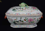 Cia das Índias (1481), Família Rosa - Serviço d... - Sopeira de forma retangular e cantos chanfrados em porcelana Companhia das Índias, Família Rosa, numa variação do Serviço dos Pavões. Decoração ...