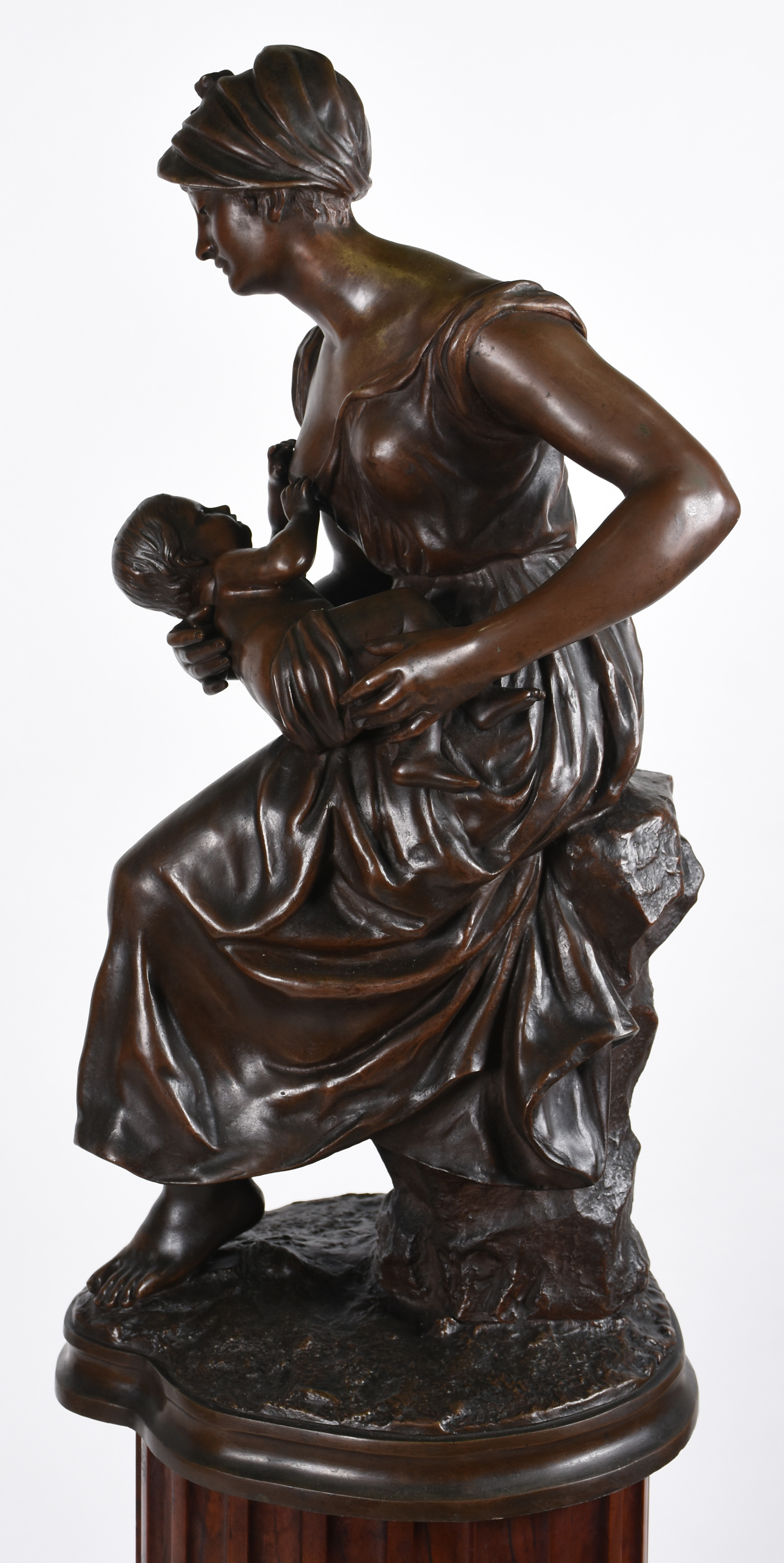 Belíssima escultura de bronze representando "Maternidade", acompanha... - foto 9 de 10