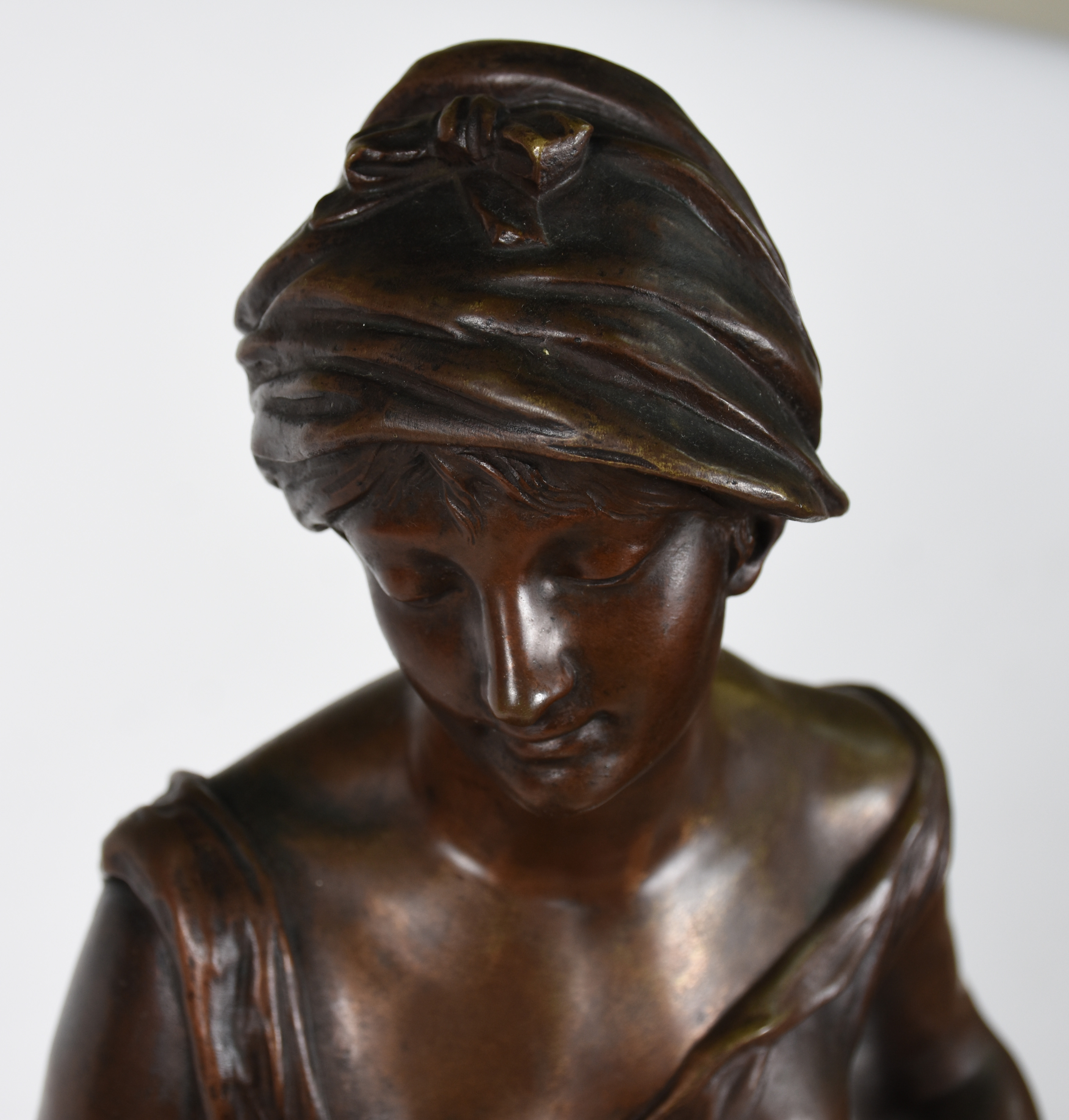 Belíssima escultura de bronze representando "Maternidade", acompanha... - foto 5 de 10