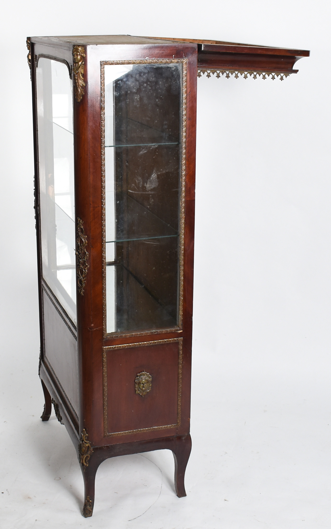 Vitrine de madeira nobre, estilo frances, tampo articulado com vão... - foto 3 de 9