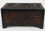 Bau de madeira nobre (sândalo) ricamente entalh... - Bau de madeira nobre (sândalo) ricamente entalhado com personagens e paisagens.