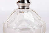 Garrafa de cristal europeu facetado, gargalo de... - Garrafa de cristal europeu facetado, gargalo de prata contraste 800 mls.Com mofo.