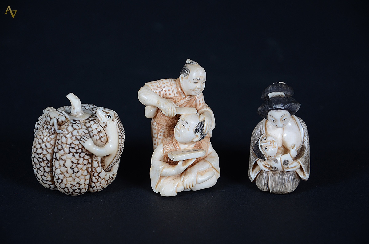 Conjunto com 3 netsukes de marfim. Alturas de 4 à 5 cm. - foto 1 de 2