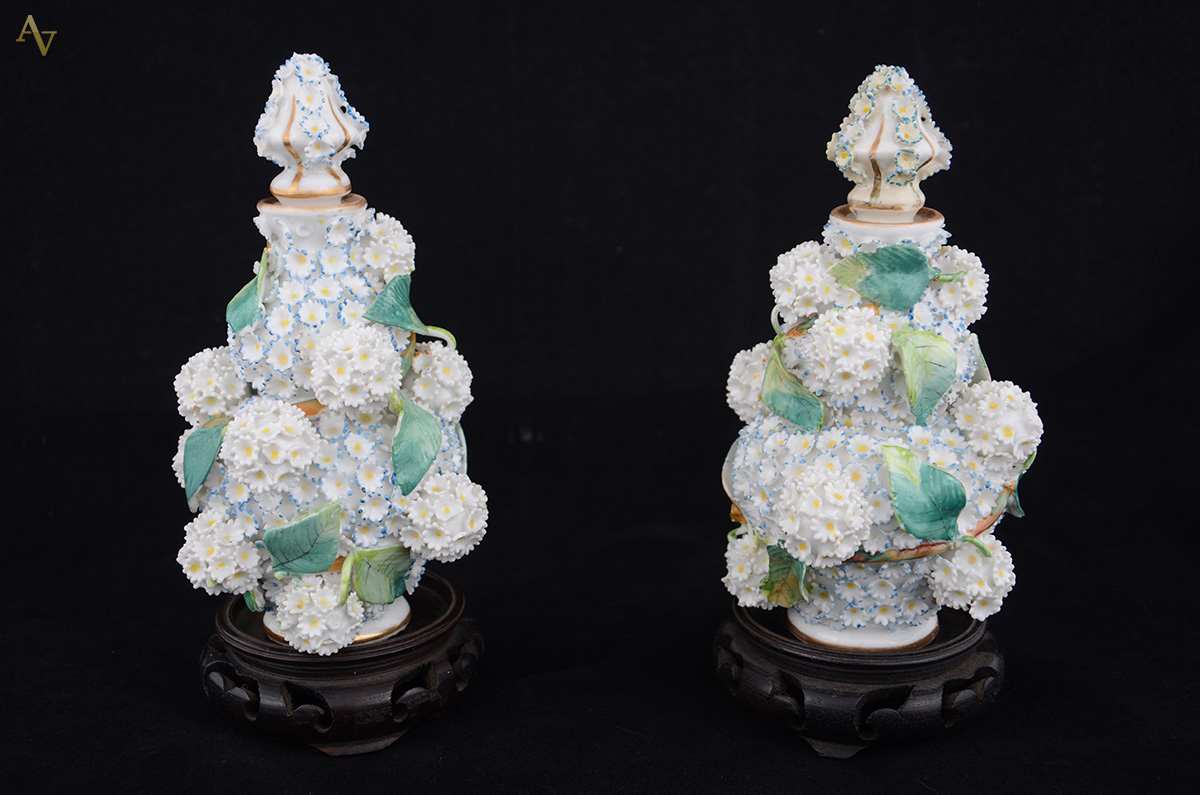 Par de perfumeiros de porcelana decorado com flores. Altura 20 cm...