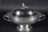 CHRISTOFLE - Grande sopeira oval de metal espes... - CHRISTOFLE - Grande sopeira oval de metal espessurado a prata.  Medidas 54 x 34 cm e altura total 34 cm.
