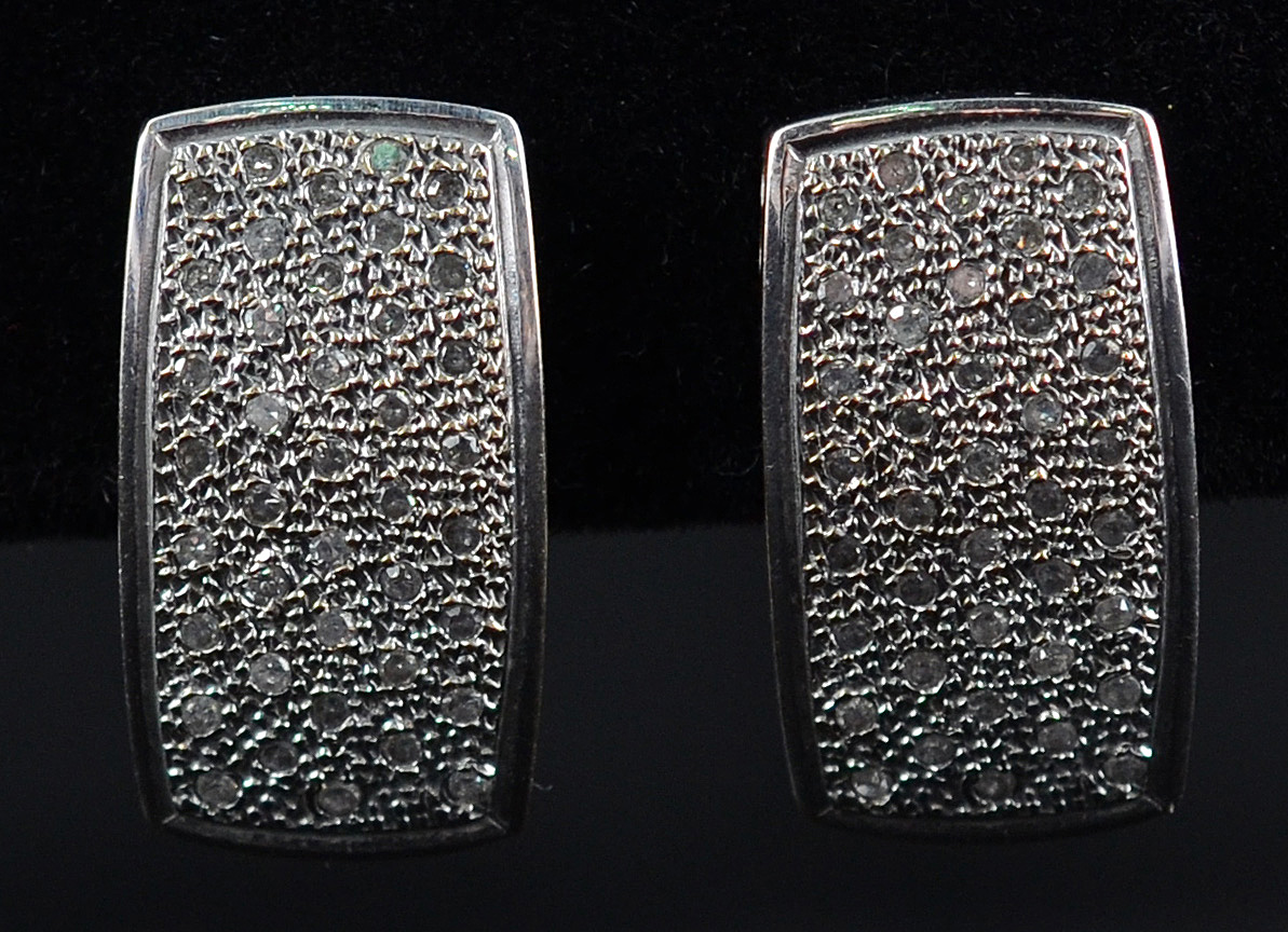 Par de brincos de ouro branco 18 k com pavê de brilhantes - 5,9 g.