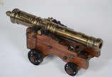 Miniatura de Canhão de bronze e suporte de made... - Miniatura de Canhão de bronze e suporte de madeira. Comprimento total 44 cm.