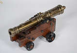 Miniatura de Canhão de bronze e suporte de made... - Miniatura de Canhão de bronze e suporte de madeira. Comprimento total 44 cm.