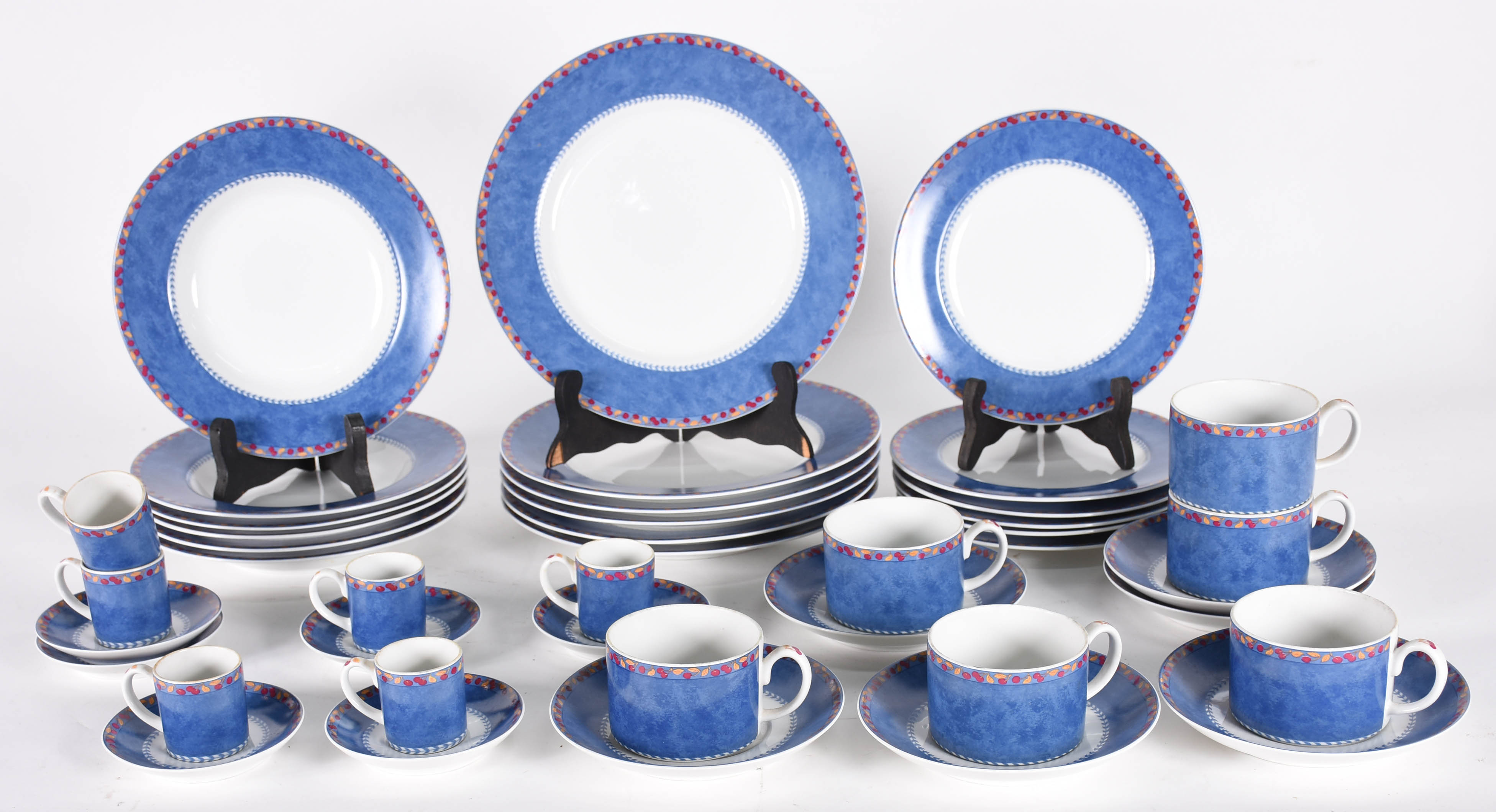 Aparelho de porcelana portuguesa Vista Alegre, composto de 6 pratos... - foto 1 de 5