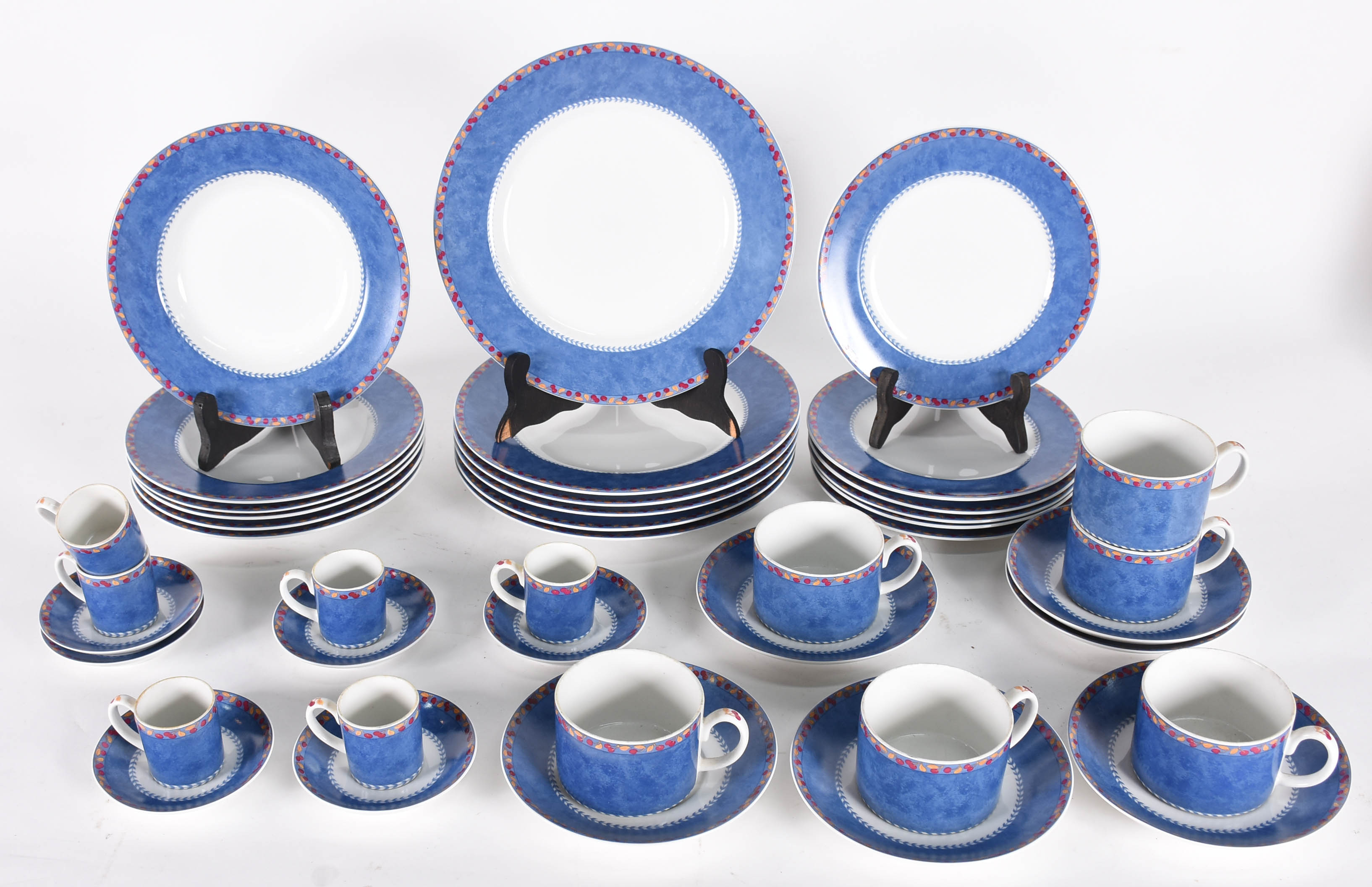 Aparelho de porcelana portuguesa Vista Alegre, composto de 6 pratos... - foto 2 de 5