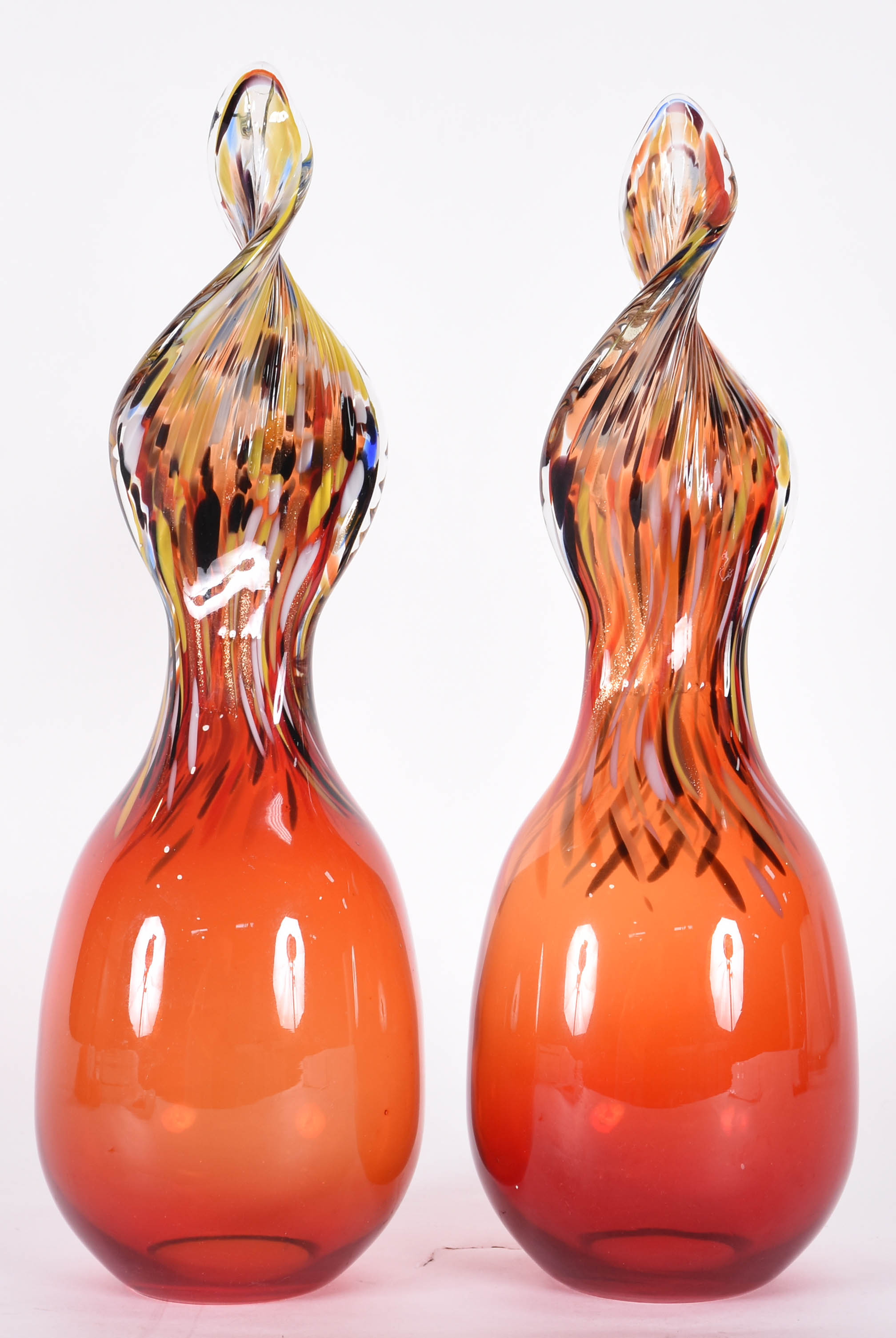 Par de vasos decorativos de vidro laranja feitio chama, fundo aberto. - foto 1 de 4