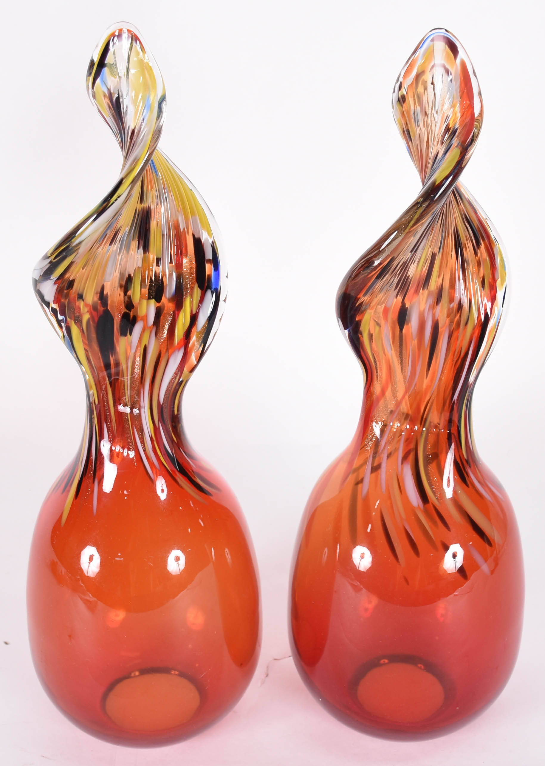Par de vasos decorativos de vidro laranja feitio chama, fundo aberto. - foto 2 de 4