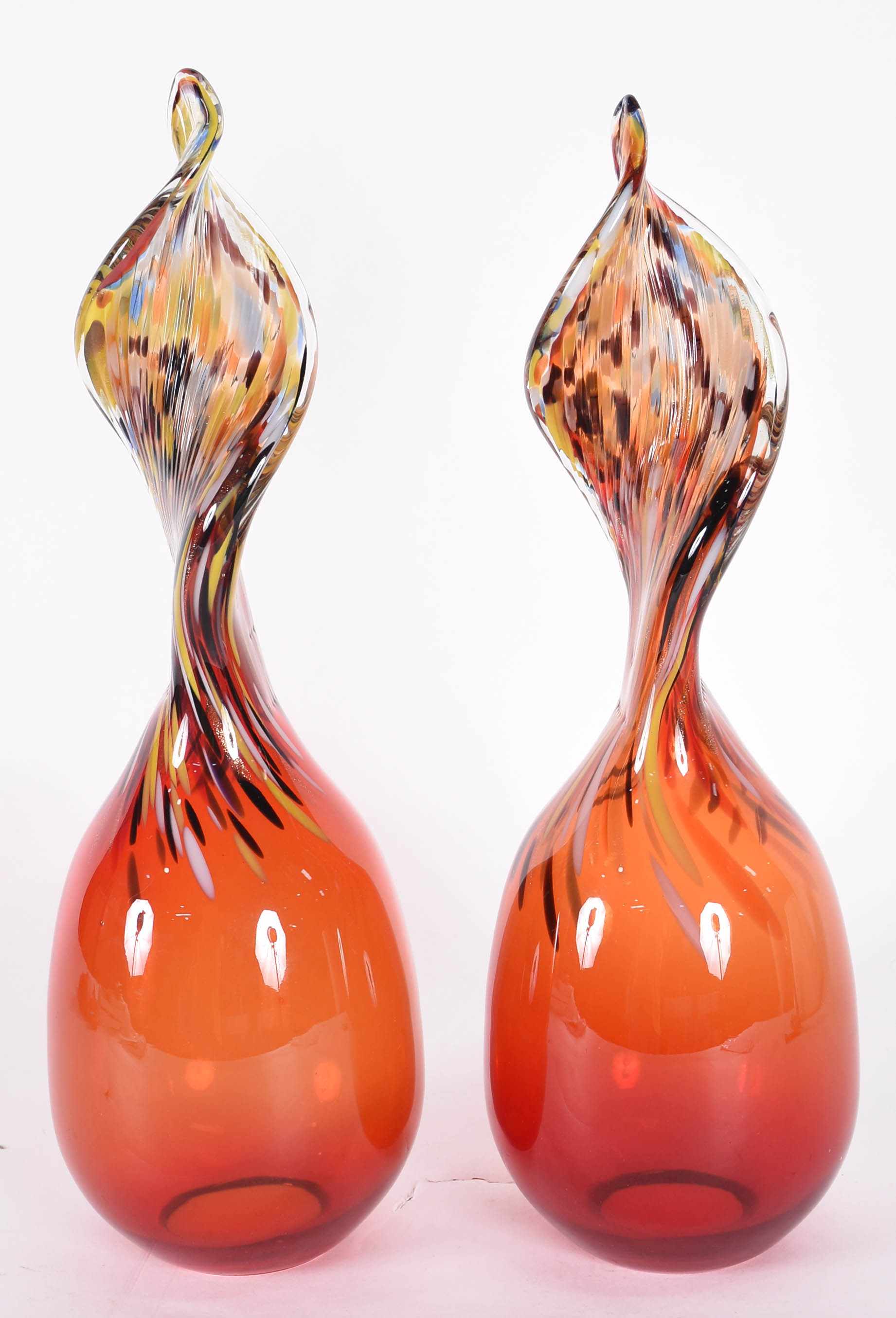 Par de vasos decorativos de vidro laranja feitio chama, fundo aberto. - foto 3 de 4