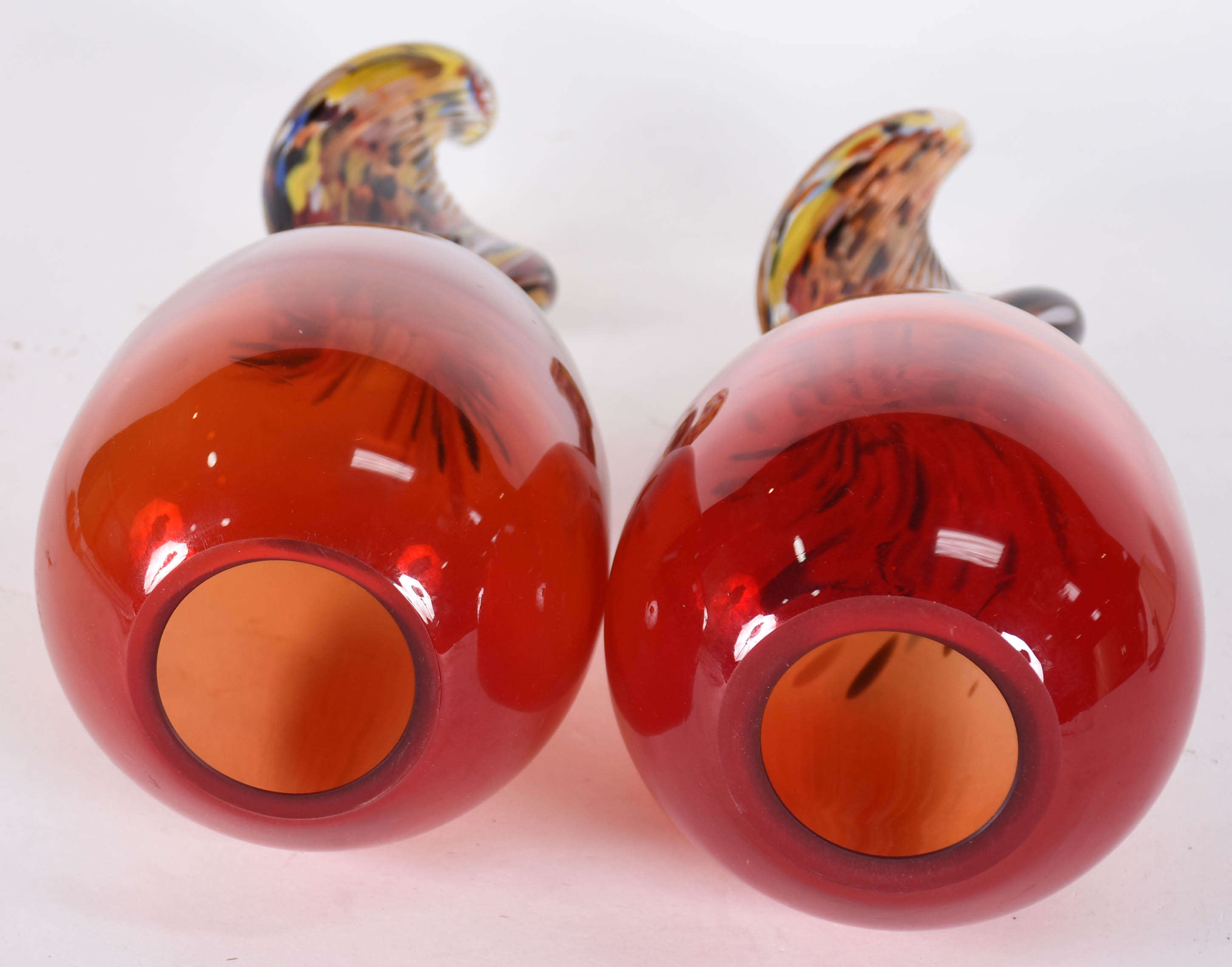 Par de vasos decorativos de vidro laranja feitio chama, fundo aberto. - foto 4 de 4