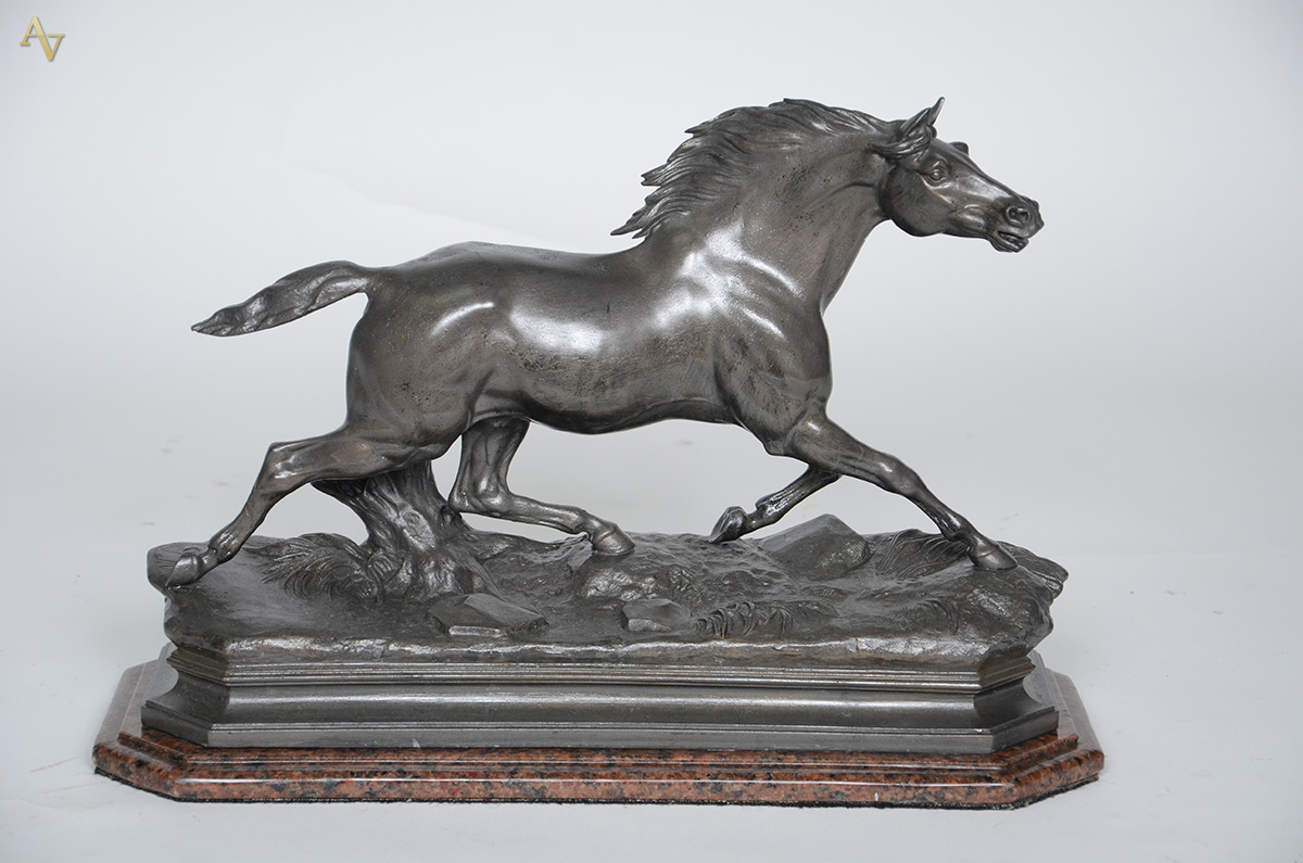 Escultura de metal representando cavalo, assinado. Altura total 36 cm.