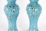 Dois grande vasos/castiçais decorativos de cerâ... - Dois grande vasos/castiçais decorativos de cerâmica azul vitrificada.