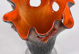 Vaso de murano com parte interna na cor laranja... - Vaso de murano com parte interna na cor laranja, bora em gomos com vazados.