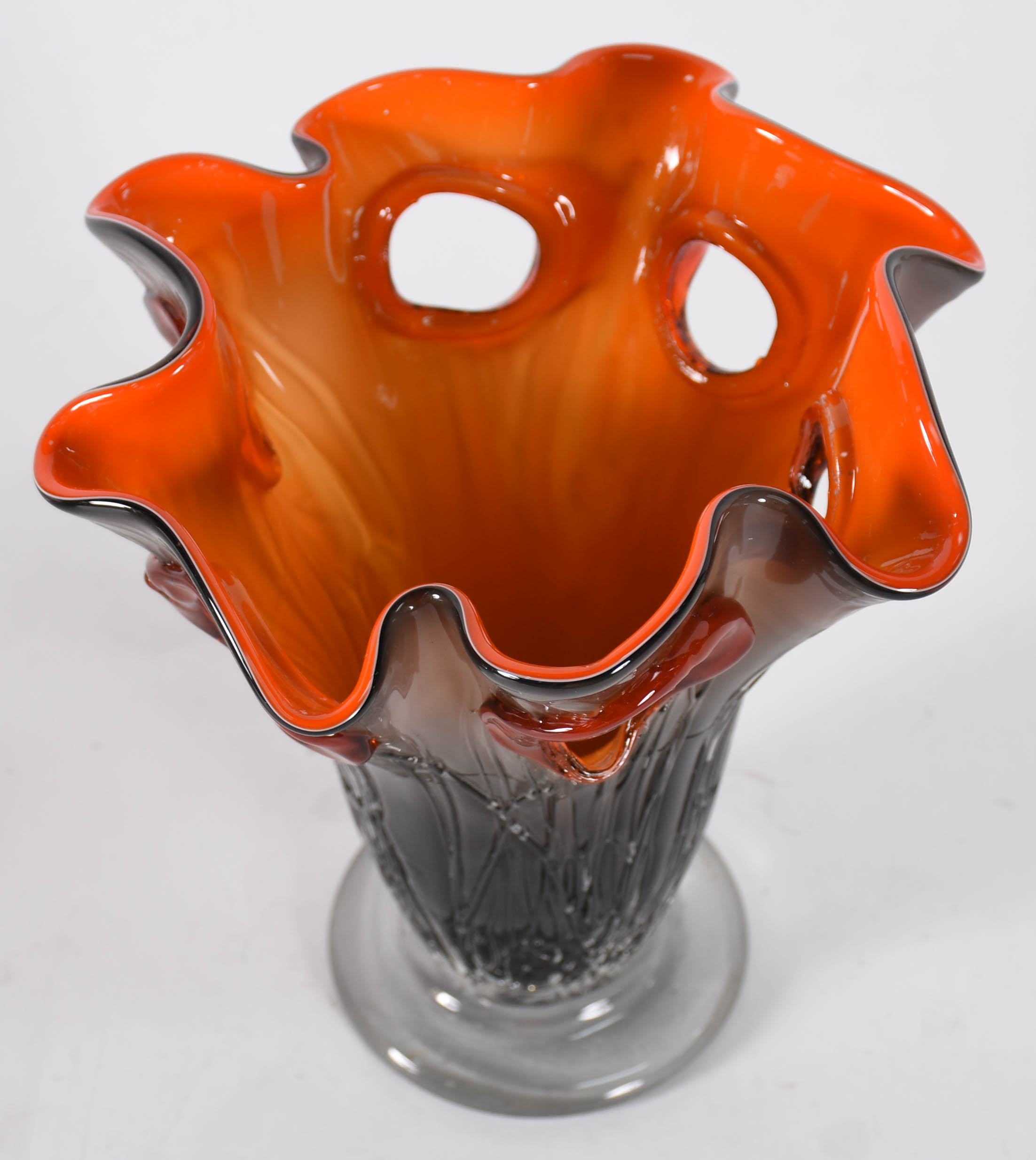 Vaso de murano com parte interna na cor laranja, bora em gomos com... - foto 2 de 3