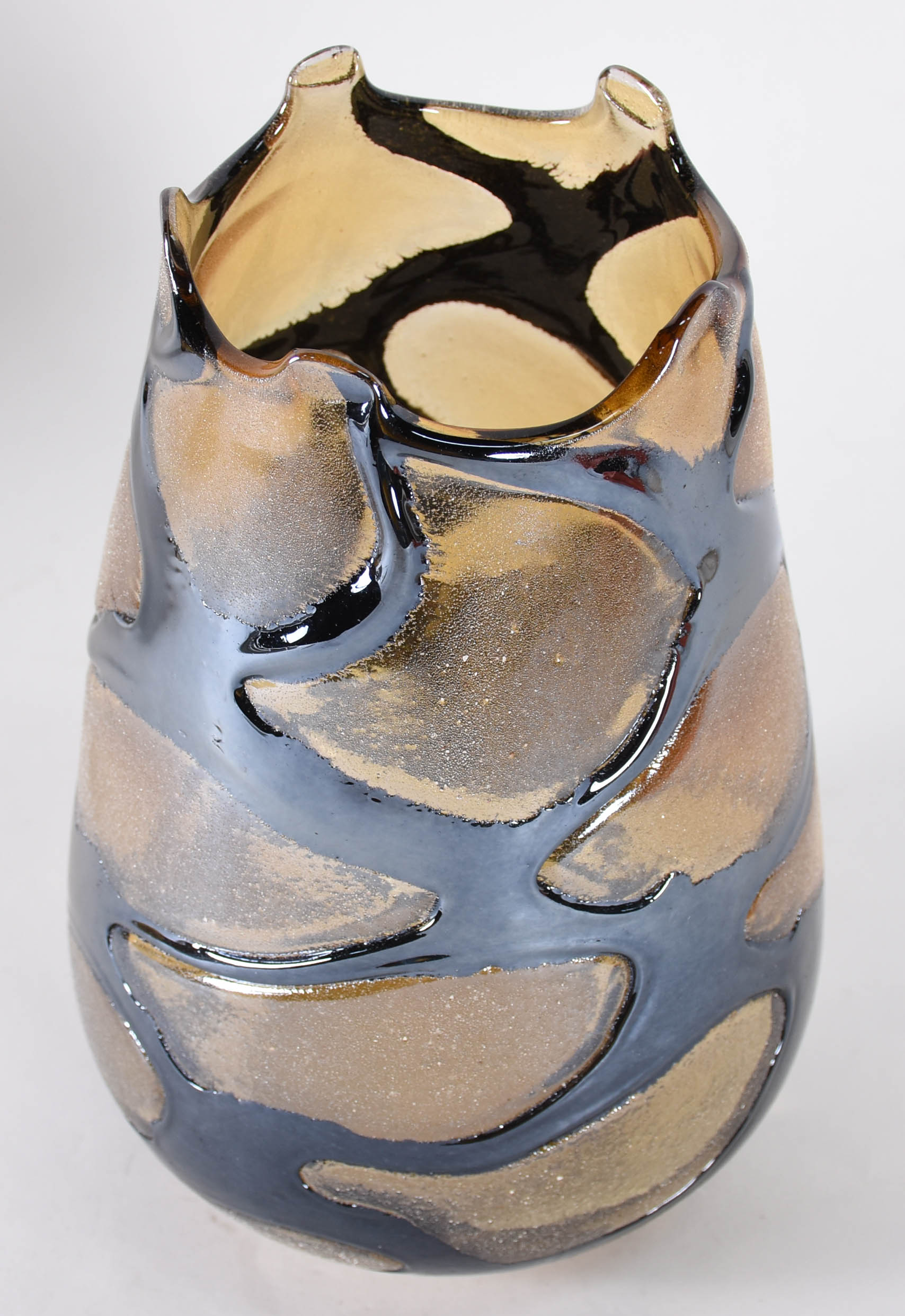 Vaso decorativo de vidro fosco com detalhes "metalizados". - foto 2 de 3
