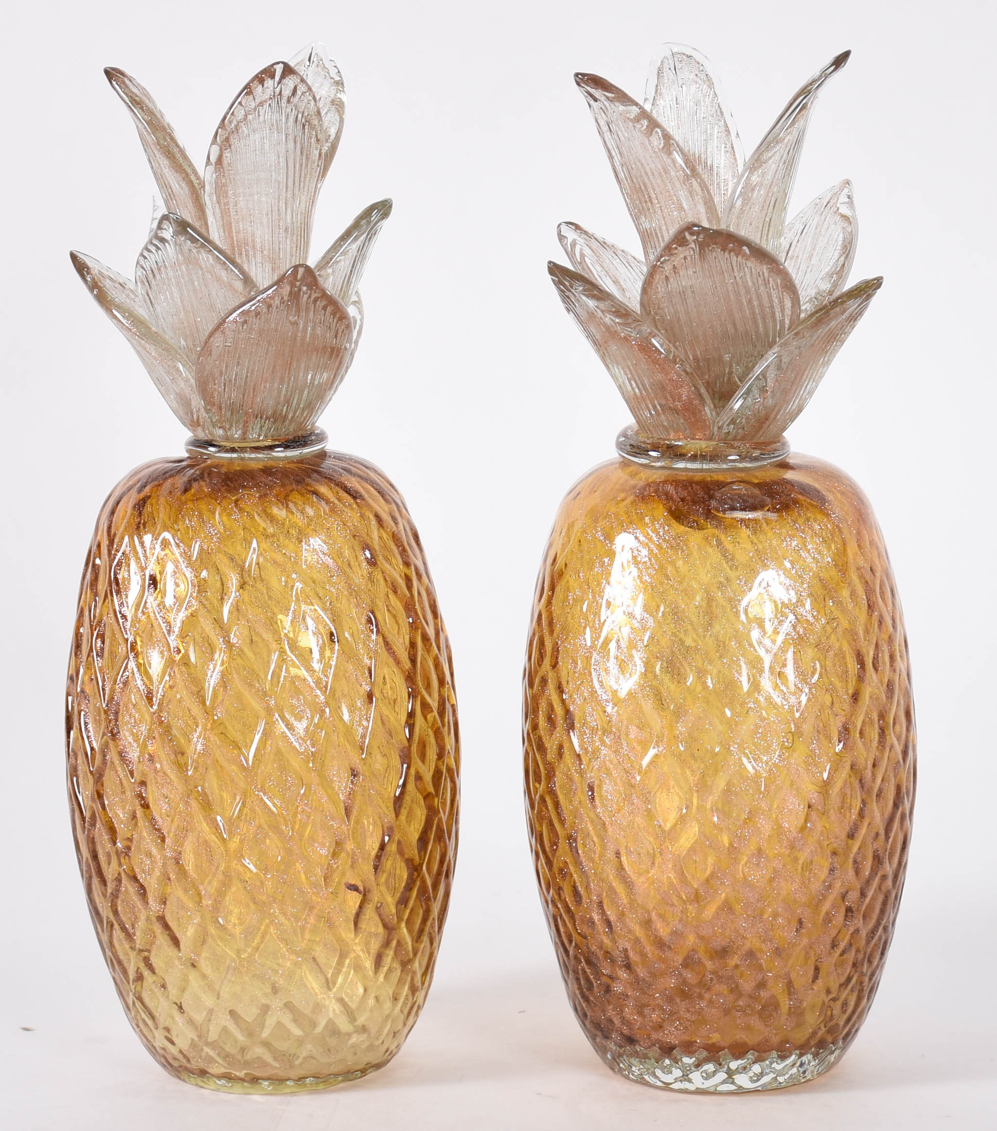 Par de abacaxis decorativos de vidro âmbar com pó de ouro. - foto 1 de 3