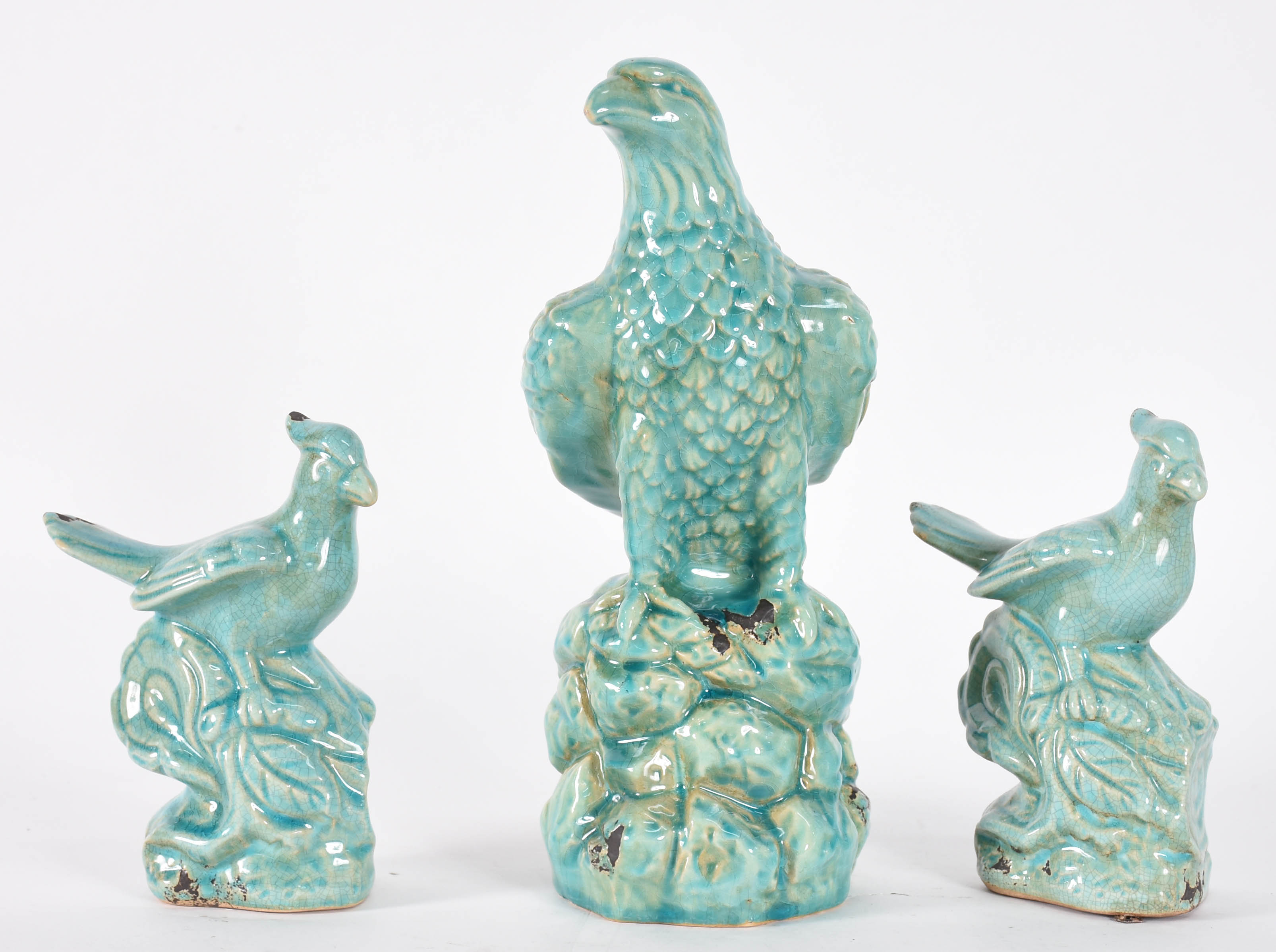 Tres estatuetas representando par de pássaros azuis e águia de... - foto 1 de 4