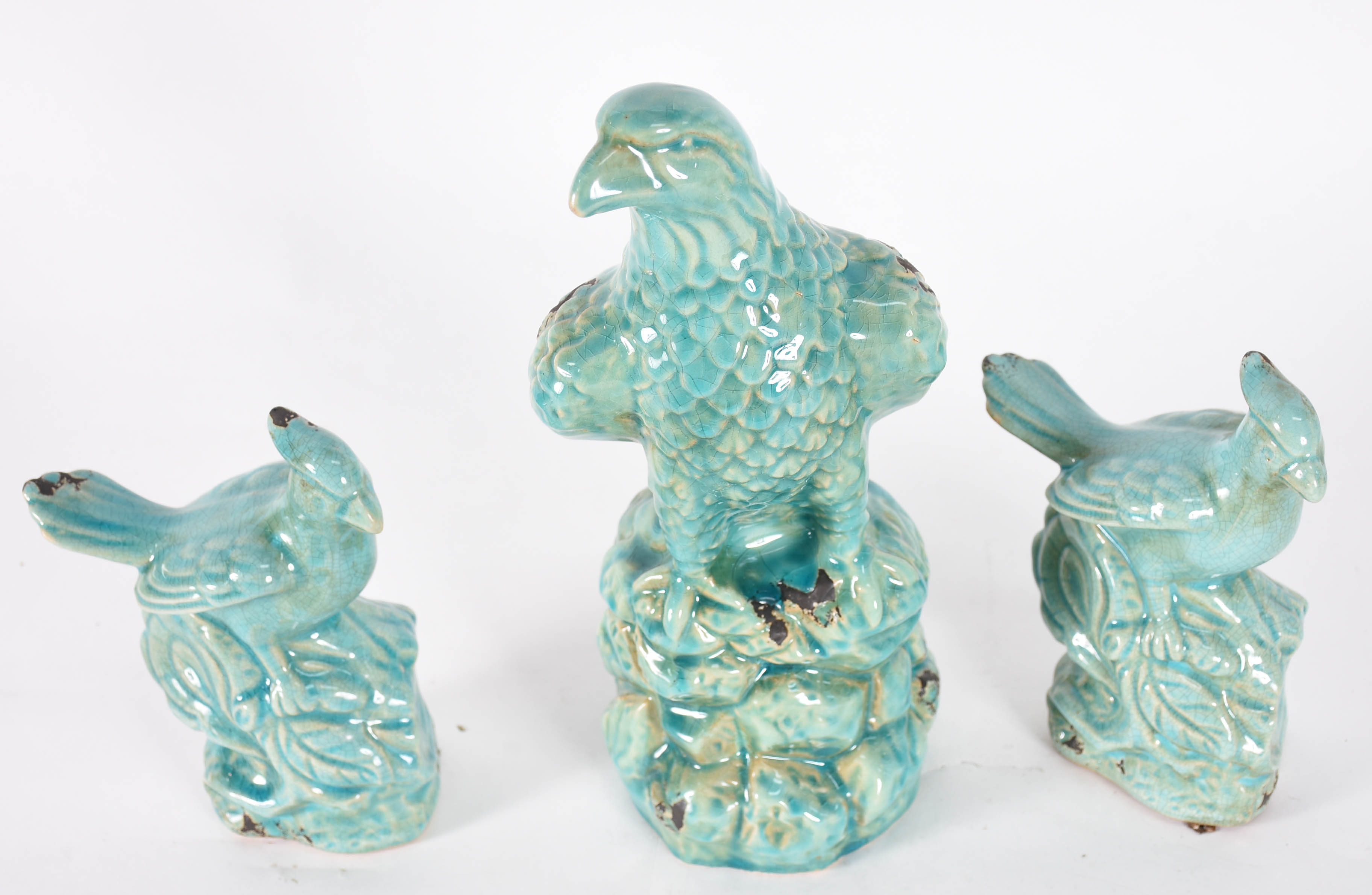 Tres estatuetas representando par de pássaros azuis e águia de... - foto 2 de 4