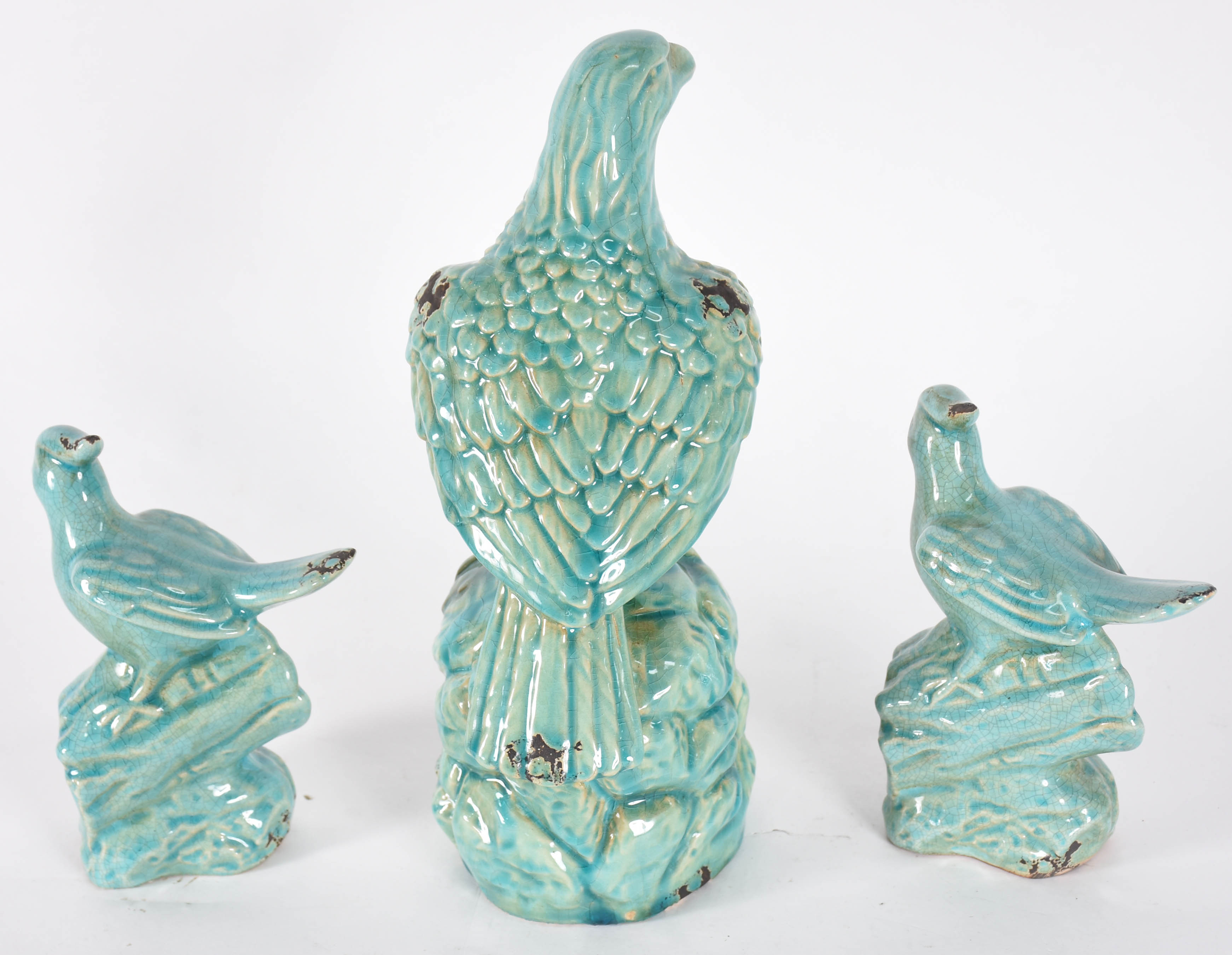 Tres estatuetas representando par de pássaros azuis e águia de... - foto 3 de 4