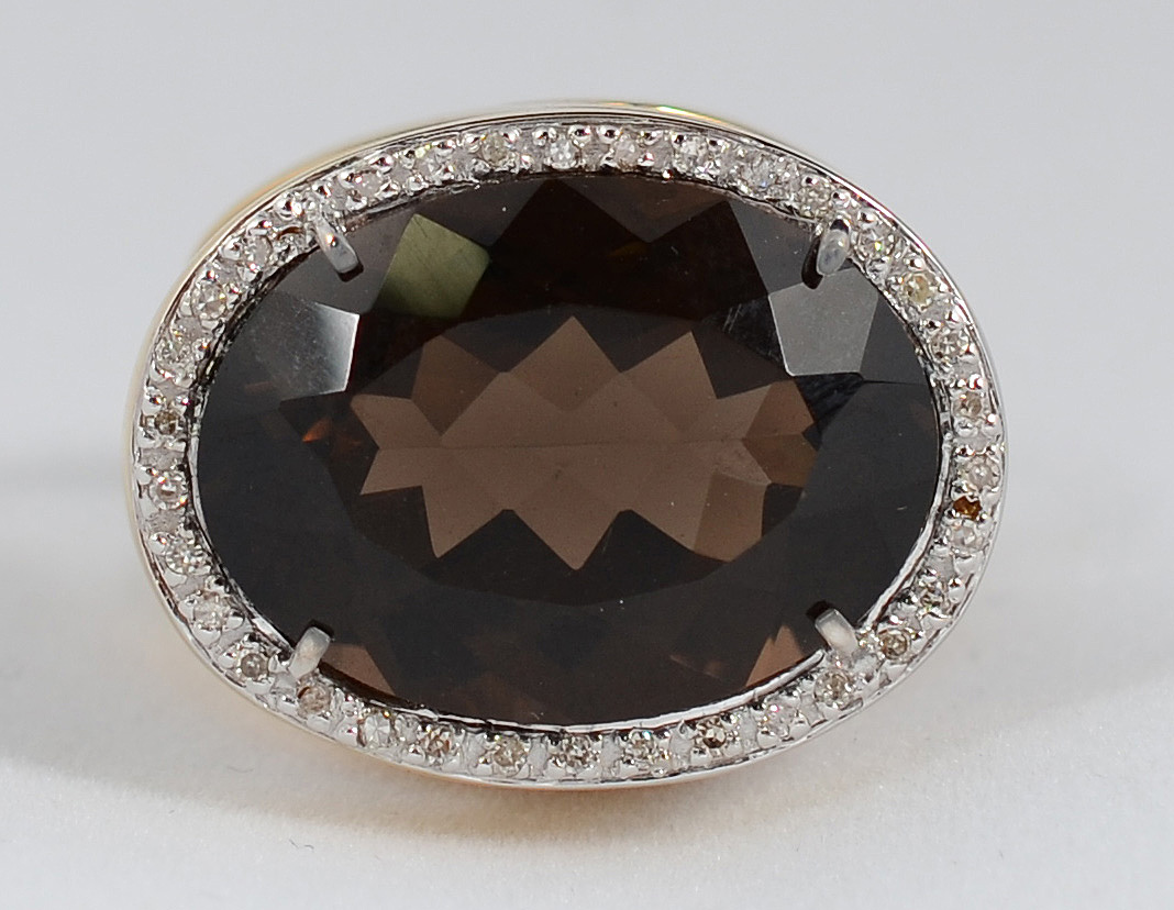 Anel de ouro 18 k, com pedra fume lapidação oval facetada, contornada... - foto 2 de 2