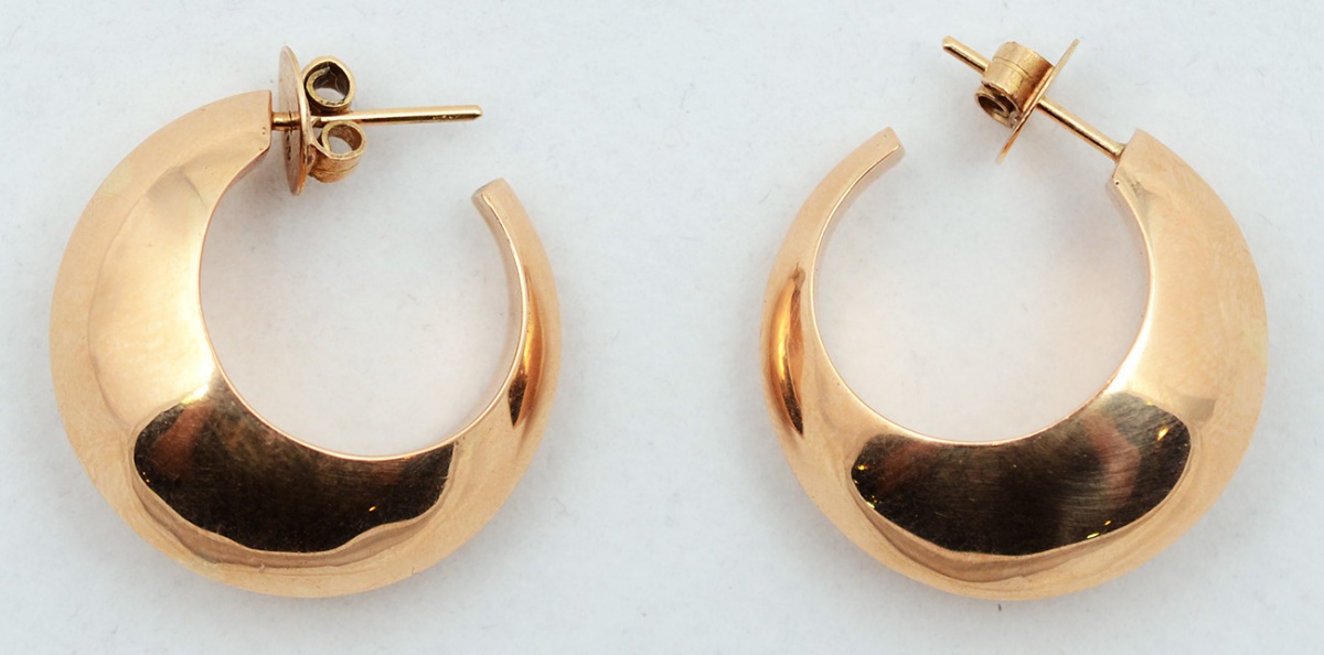 Par de brincos feitio argola em ouro amarelo 18 k. Peso total 16 g.