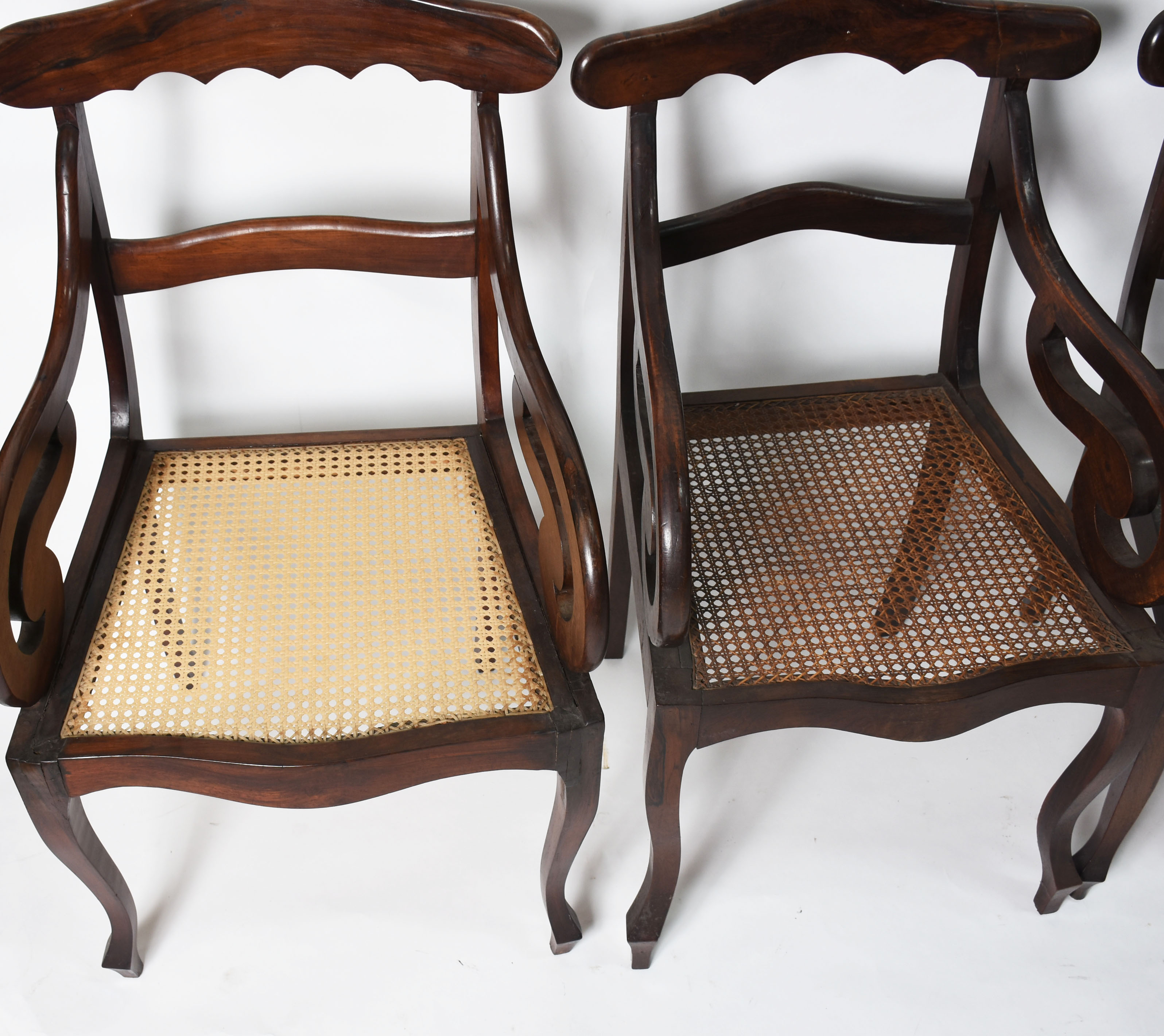 Quatro cadeiras com braços de madeira nobre, modelos diferentes... - foto 2 de 4