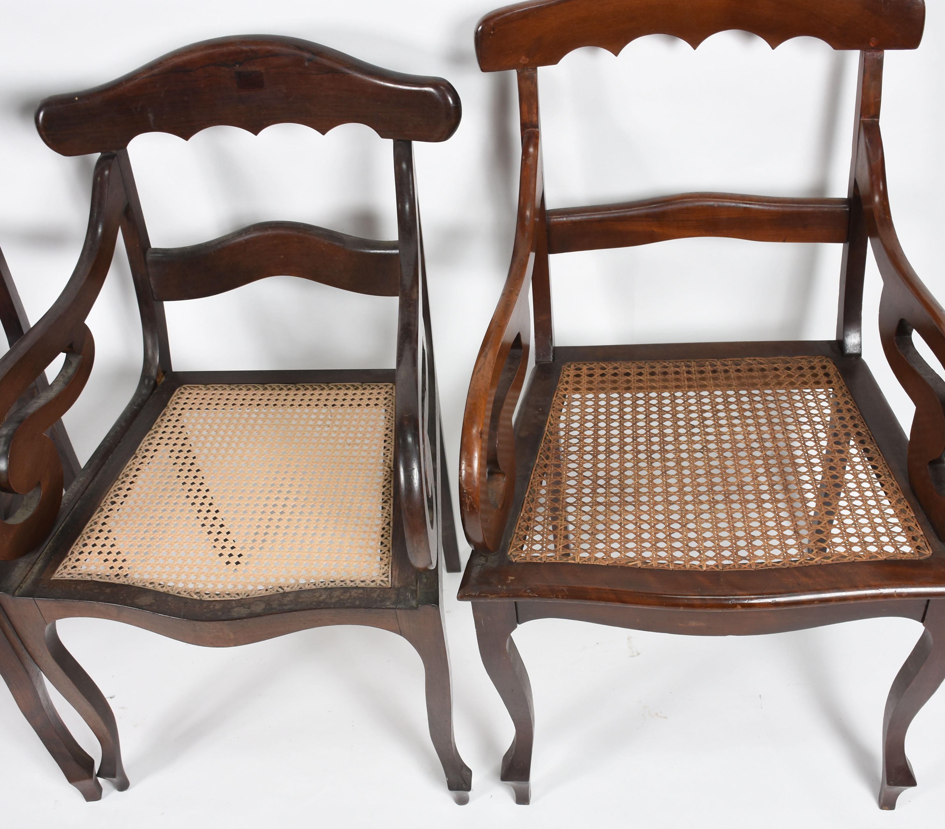 Quatro cadeiras com braços de madeira nobre, modelos diferentes... - foto 3 de 4