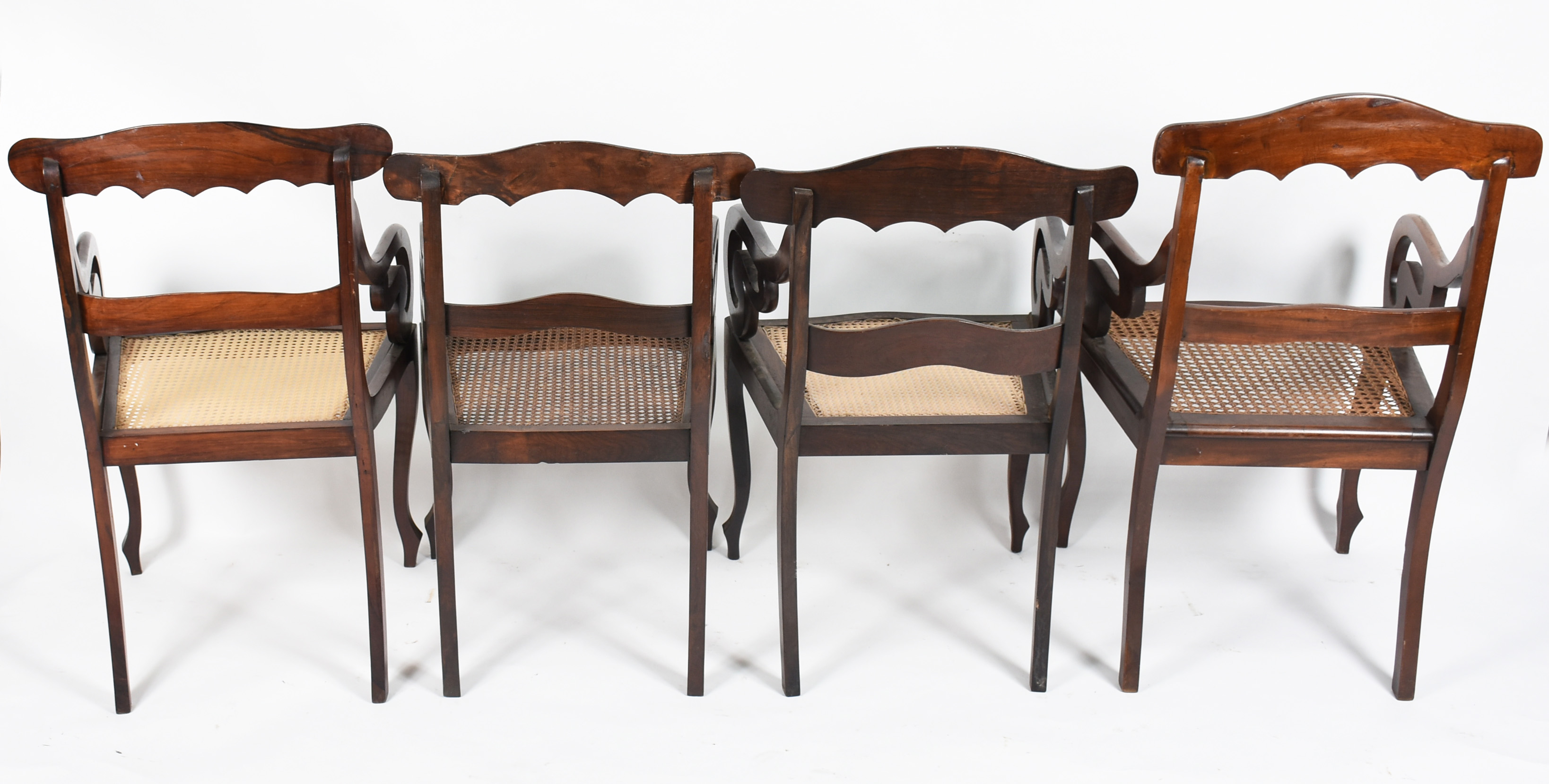 Quatro cadeiras com braços de madeira nobre, modelos diferentes... - foto 4 de 4