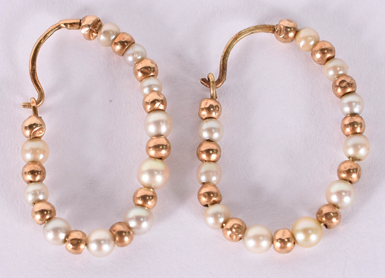 Par de brincos com pequenas bolinhas de ouro 18 k com pérolas. (Por... - foto 1 de 2