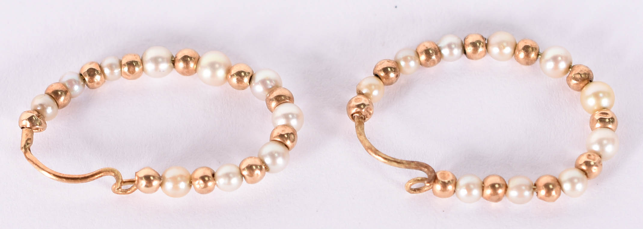 Par de brincos com pequenas bolinhas de ouro 18 k com pérolas. (Por... - foto 2 de 2