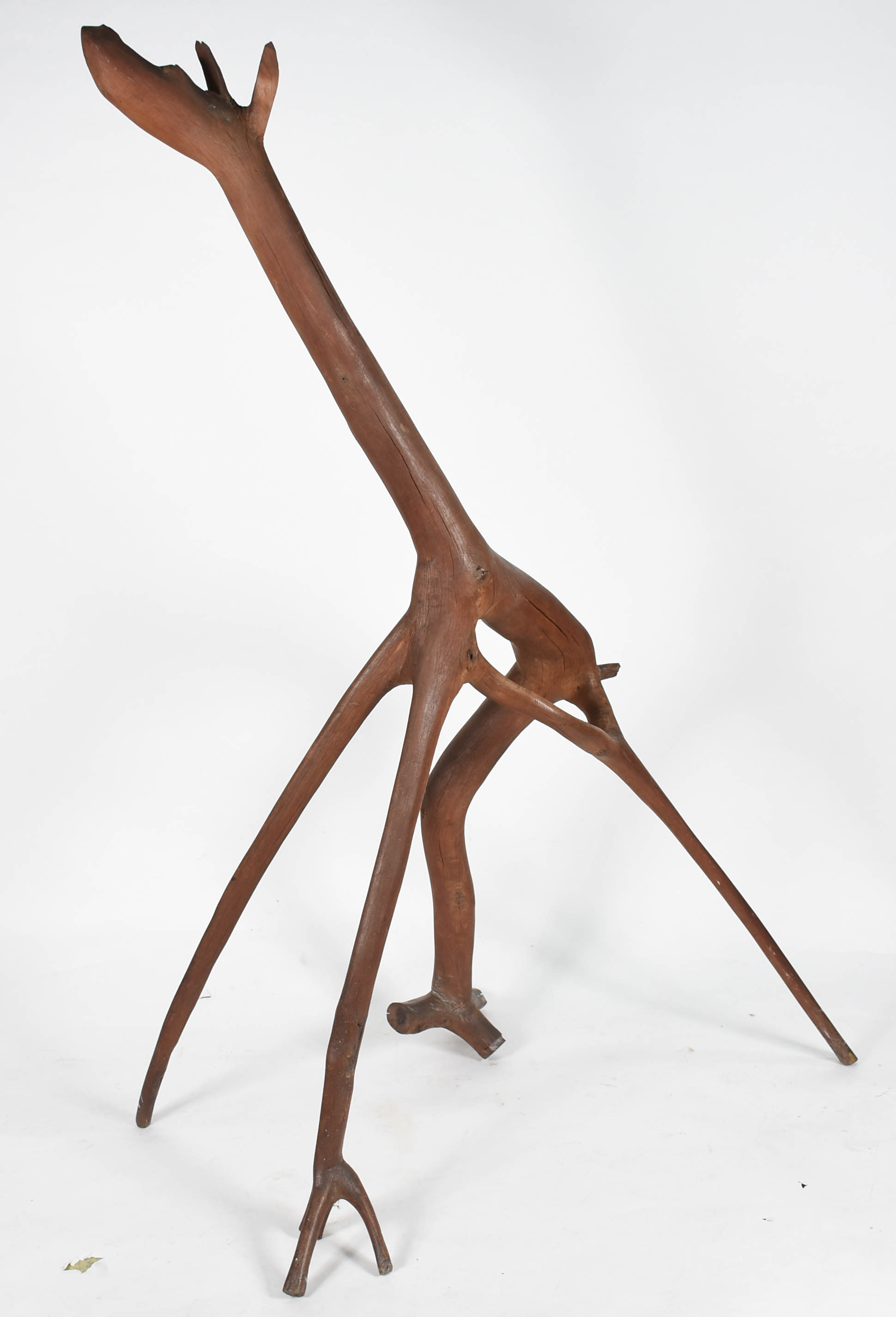 Escultura em tronco de madeira representando girafa. - foto 1 de 6