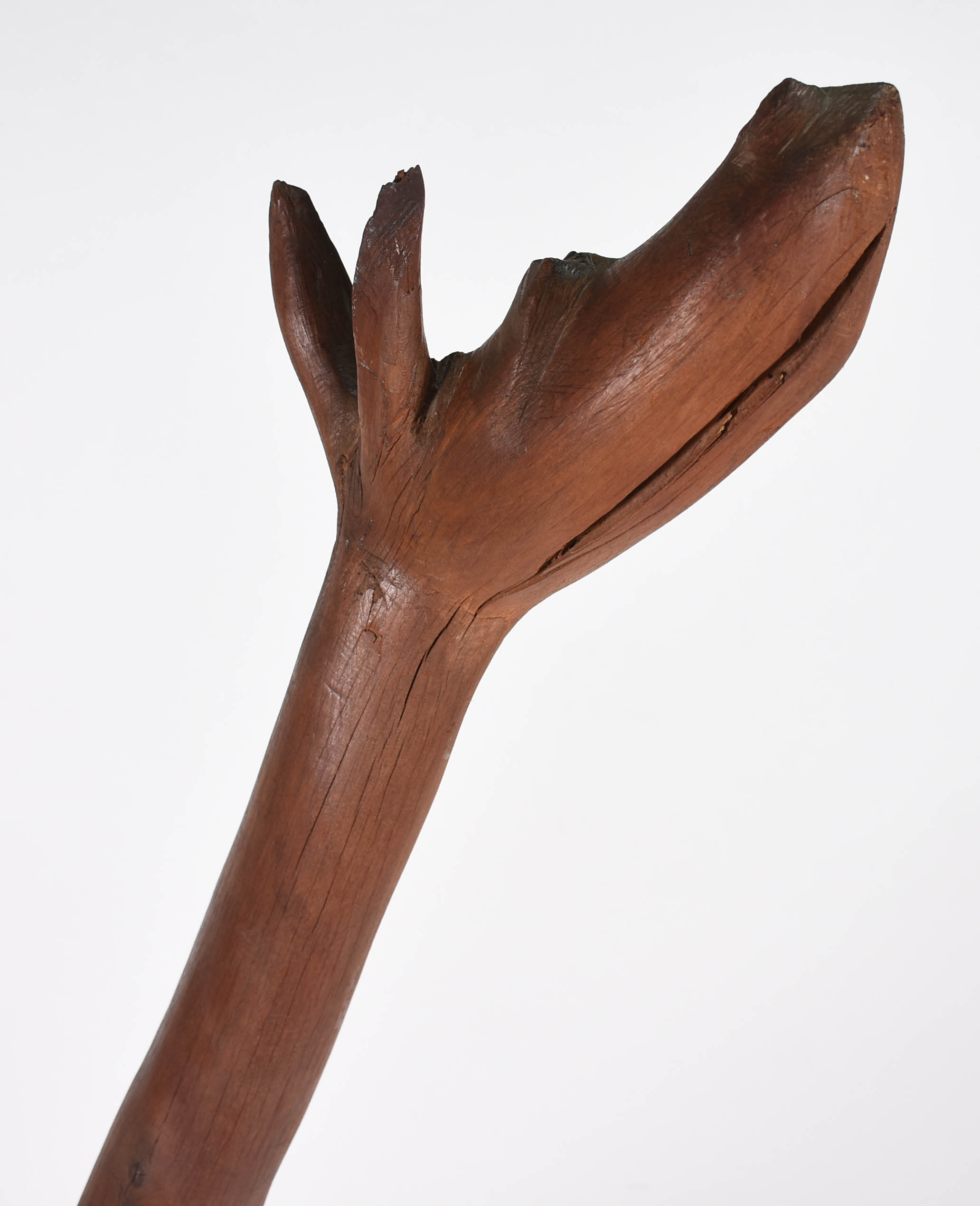Escultura em tronco de madeira representando girafa. - foto 4 de 6