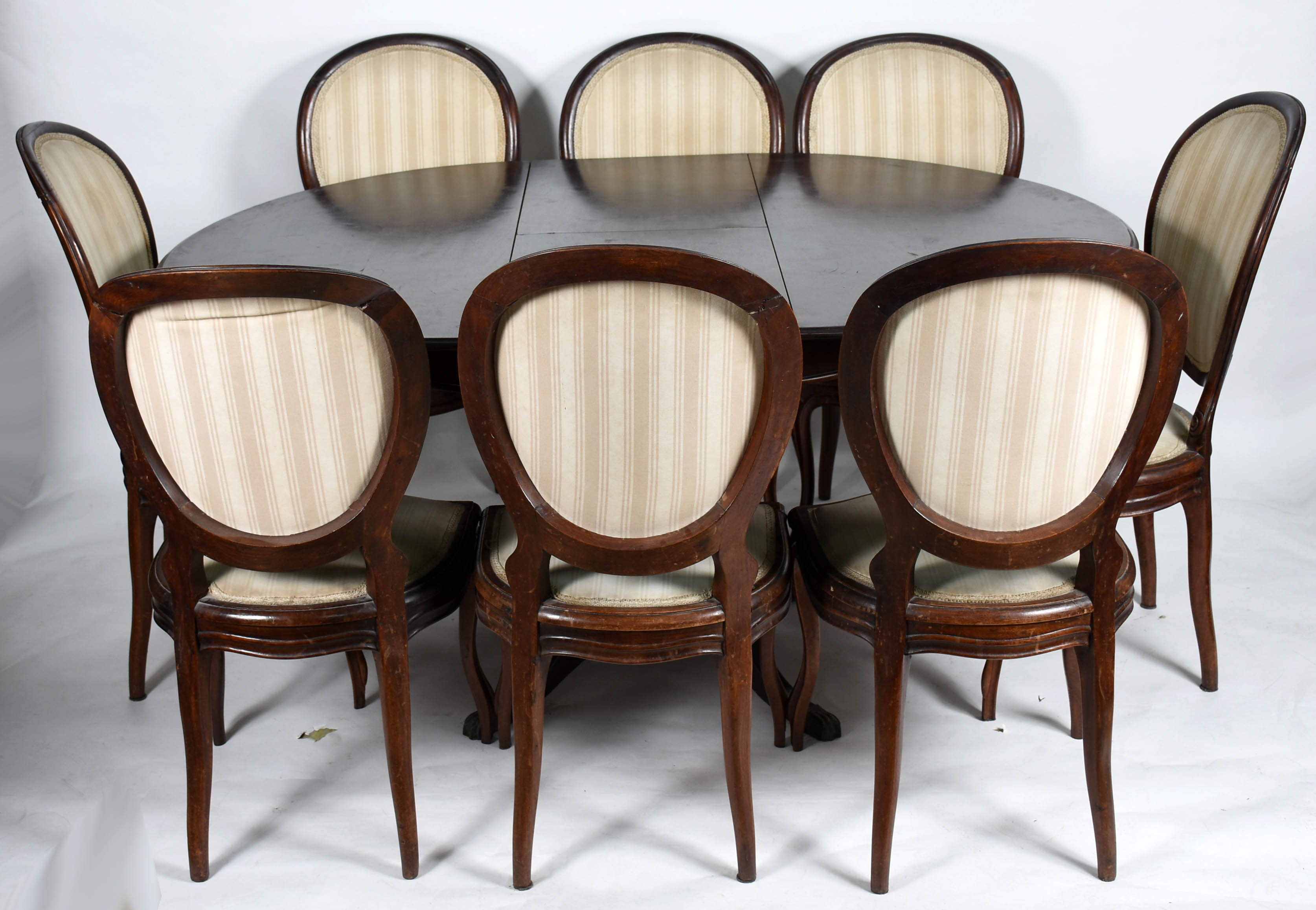 Mesa oval de madeira nobre, feitio circular com uma tábua extensora... - foto 1 de 11