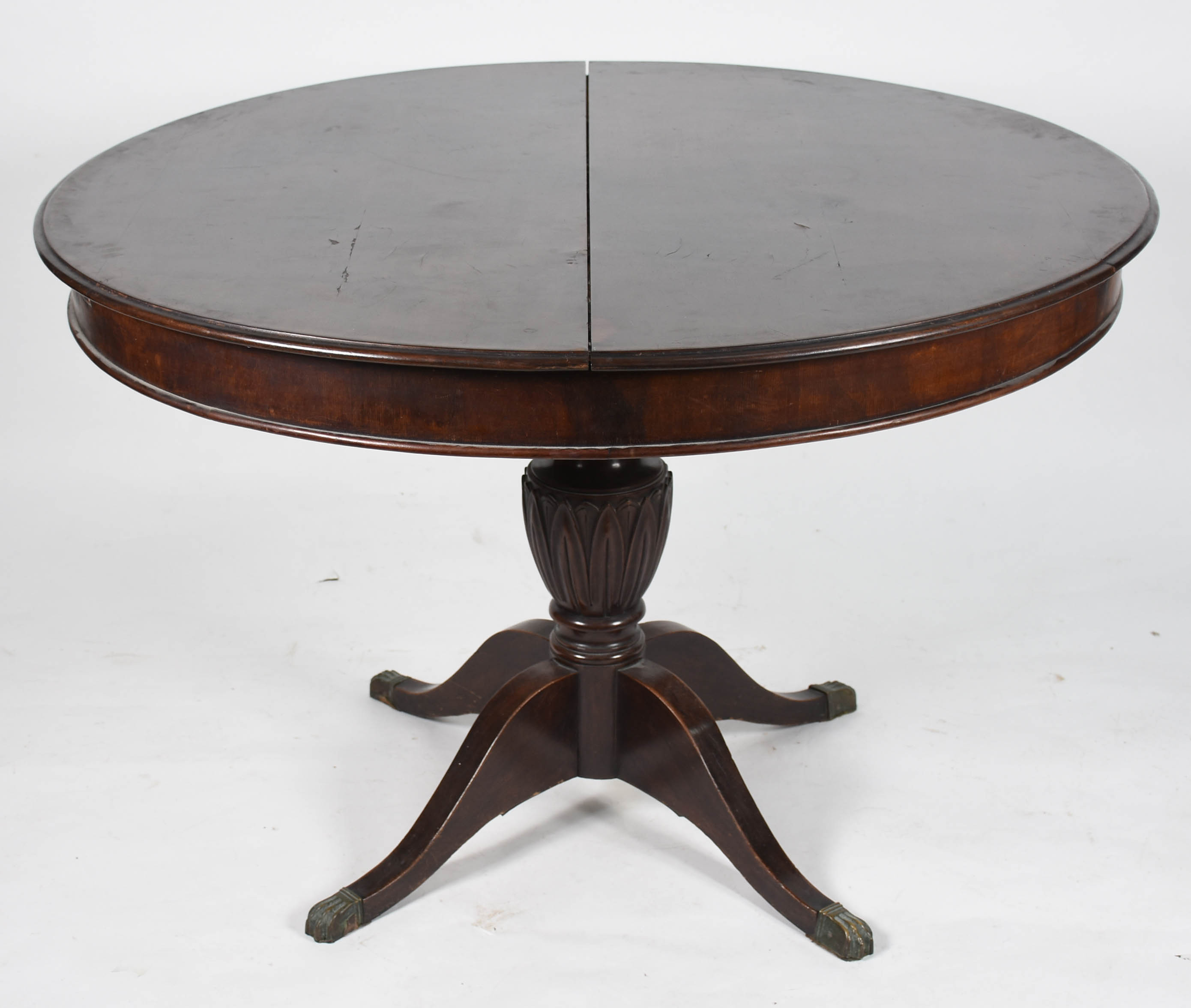 Mesa oval de madeira nobre, feitio circular com uma tábua extensora... - foto 2 de 11