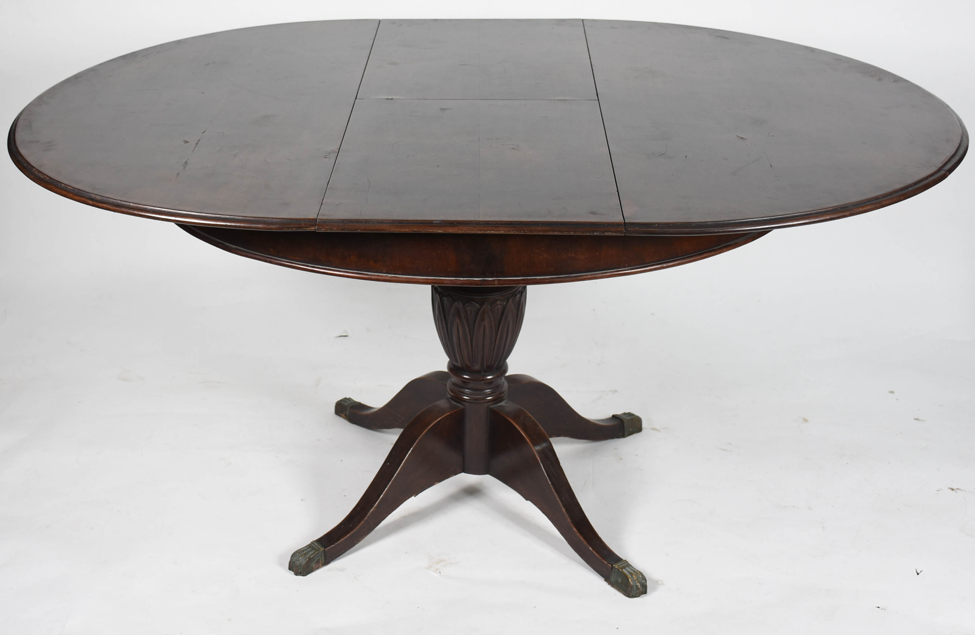 Mesa oval de madeira nobre, feitio circular com uma tábua extensora... - foto 3 de 11