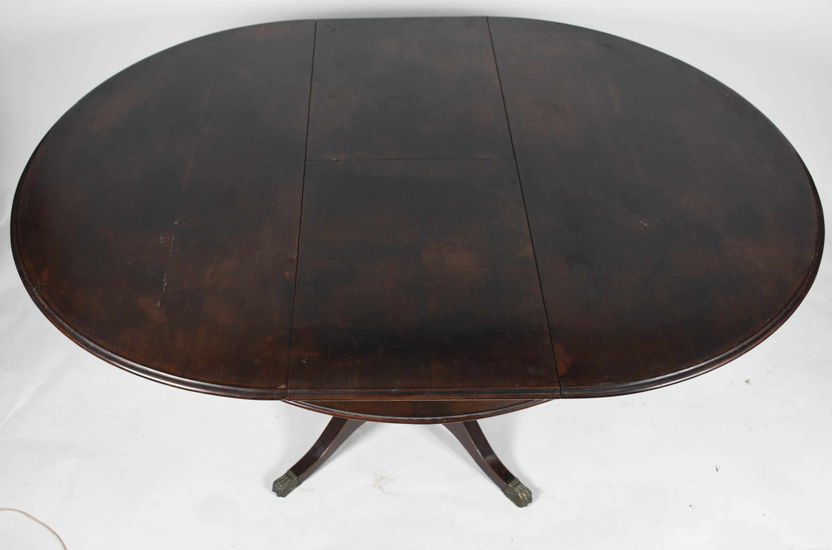 Mesa oval de madeira nobre, feitio circular com uma tábua extensora... - foto 4 de 11