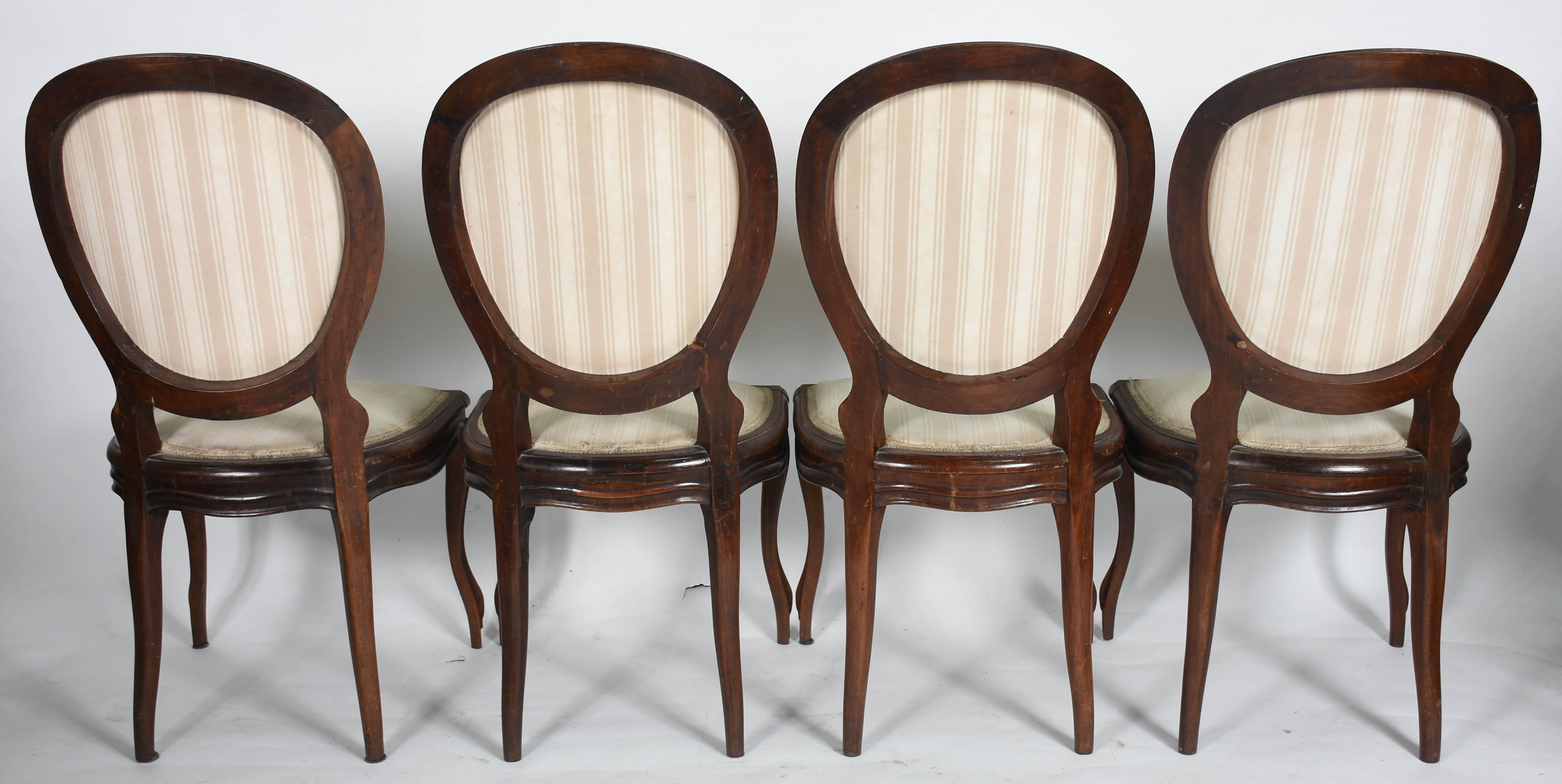 Mesa oval de madeira nobre, feitio circular com uma tábua extensora... - foto 5 de 11