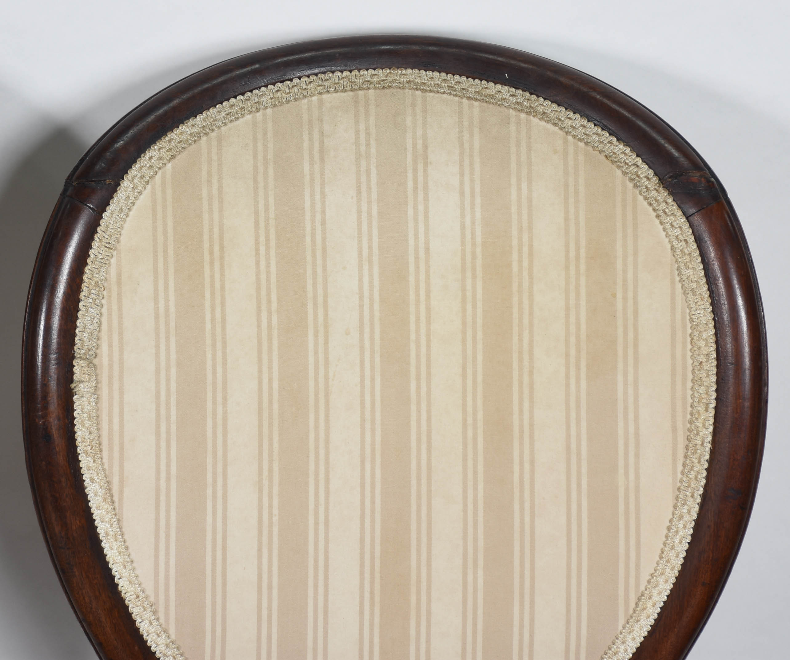 Mesa oval de madeira nobre, feitio circular com uma tábua extensora... - foto 11 de 11