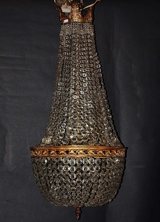 Lustre com contas de cristal lapidado estilo Império. Altura total 96...