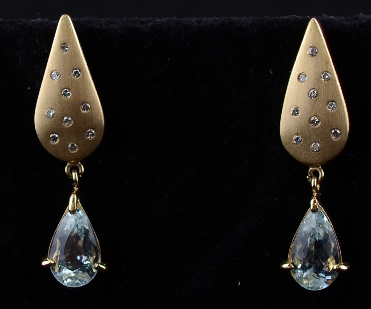 Par de brincos de ouro 18 k, modelo gota, com água marinha e...