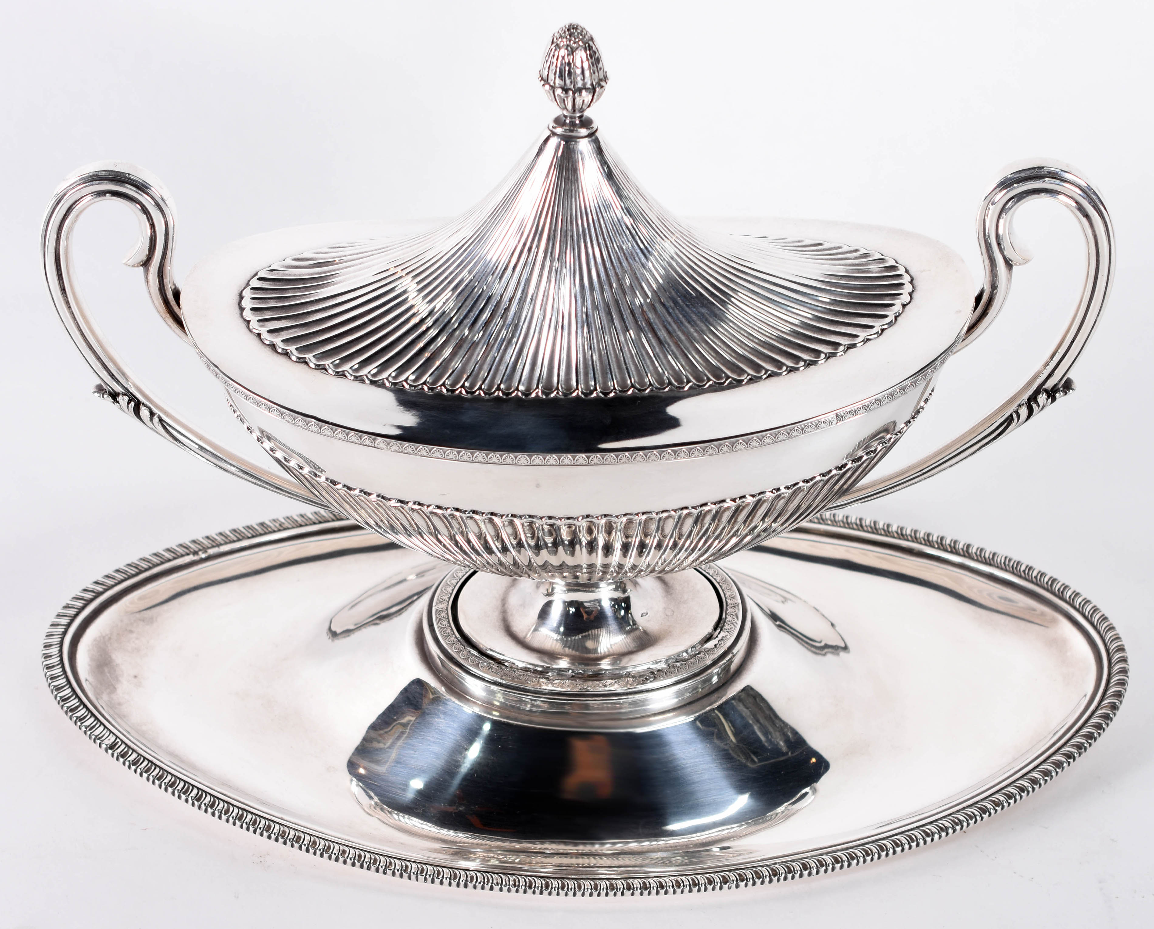 Elegante sopeira com presentoir de prata portuguesa contrastada... - foto 2 de 6